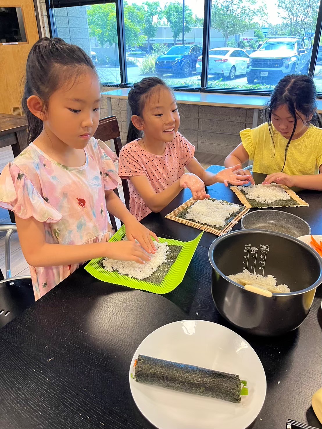 Cooking lesson: 小朋友享受在親自動手做珍珠、Pizza及壽司中的樂趣, 平常沒有做過食物的孩子們, 也因著看到成品很有成就感哦.