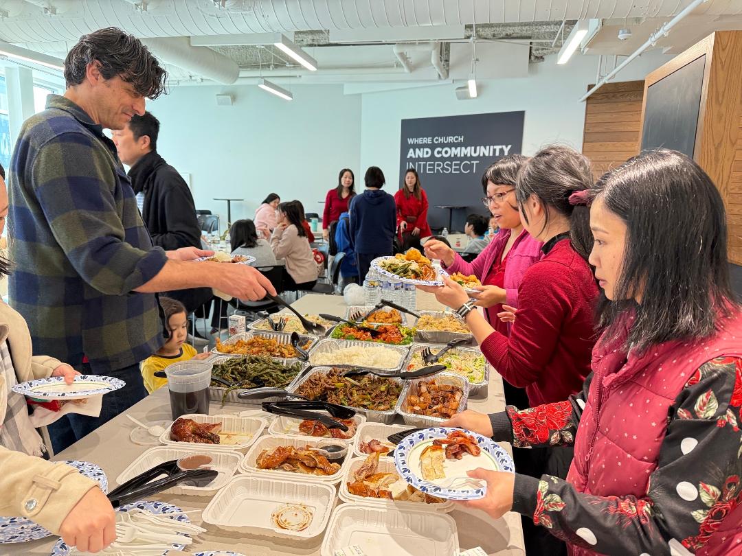 表演後一同享用中式餐點