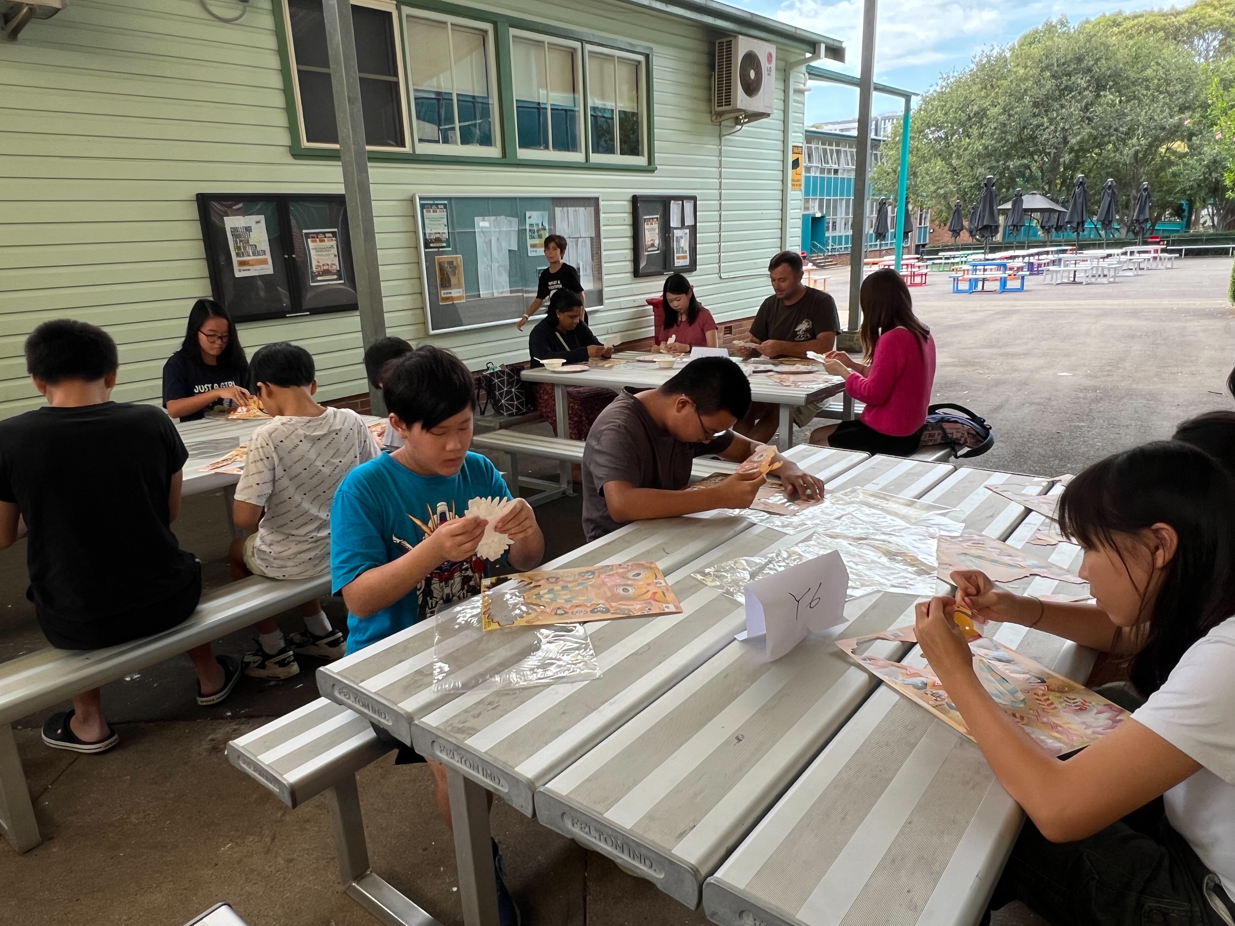 中高年級學生及成人班參加蛇燈籠組裝比賽