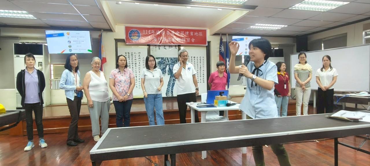 陳怡伊老師進行示範教學。