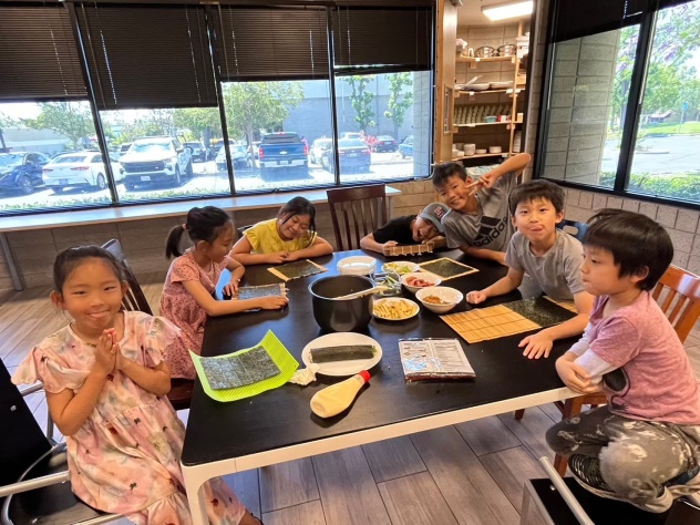 Cooking lesson: 小朋友享受在親自動手做珍珠、Pizza及壽司中的樂趣, 平常沒有做過食物的孩子們, 也因著看到成品很有成就感哦.