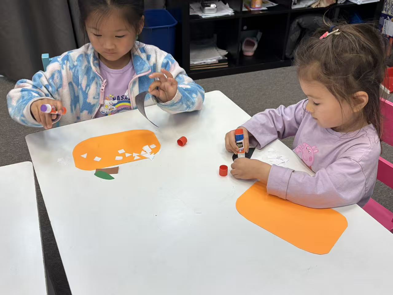 透過繪圖、摺紙、剪裁或是拼貼，都能幫助孩子訓練手部小肌肉。