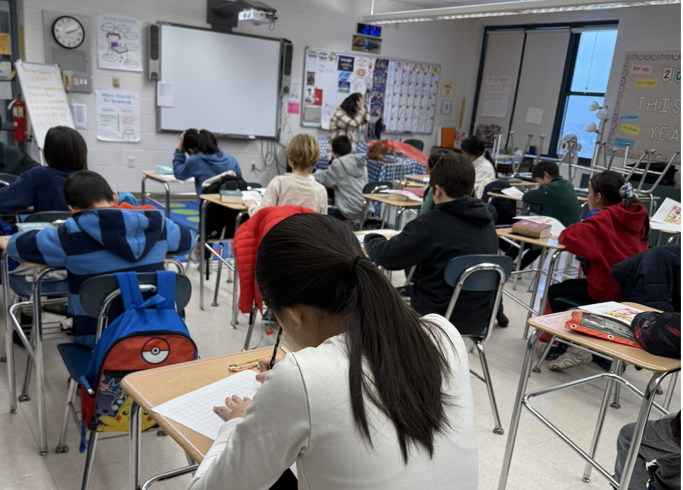 學生們個個文思泉湧、奮筆疾書。