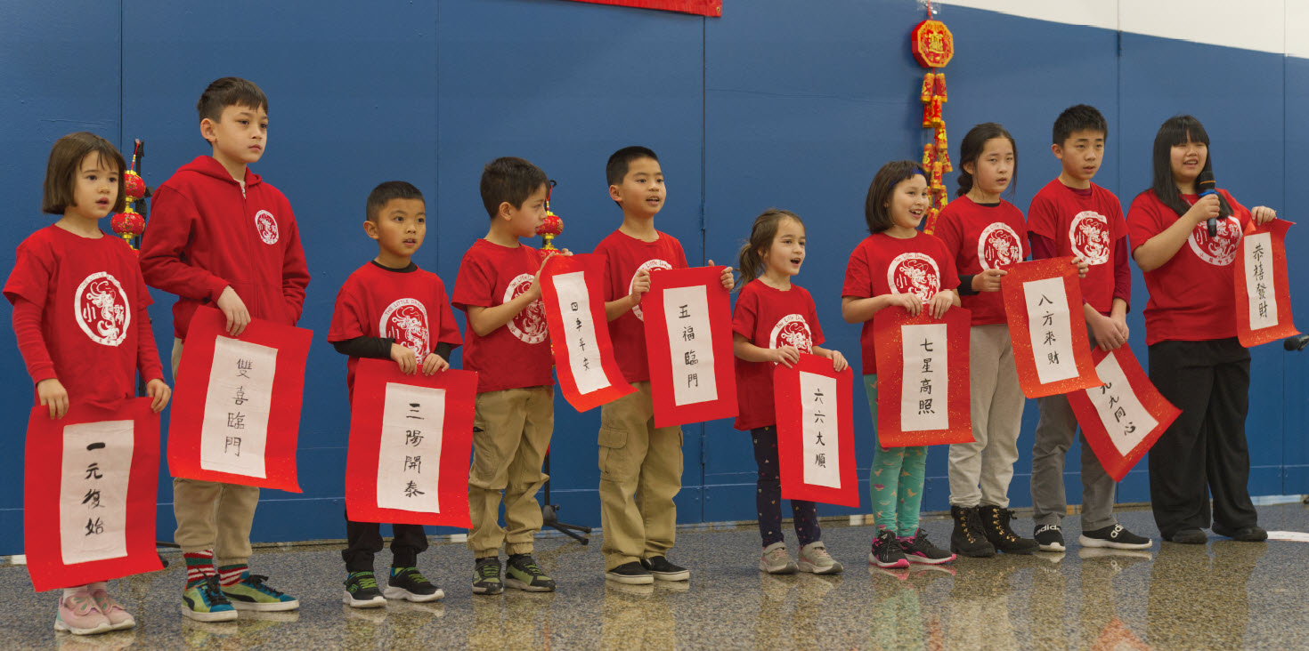 Maggie老師和令儀老師帶領學生從一到十，示範了春節必備的過年吉祥話，用力地祝福大家！