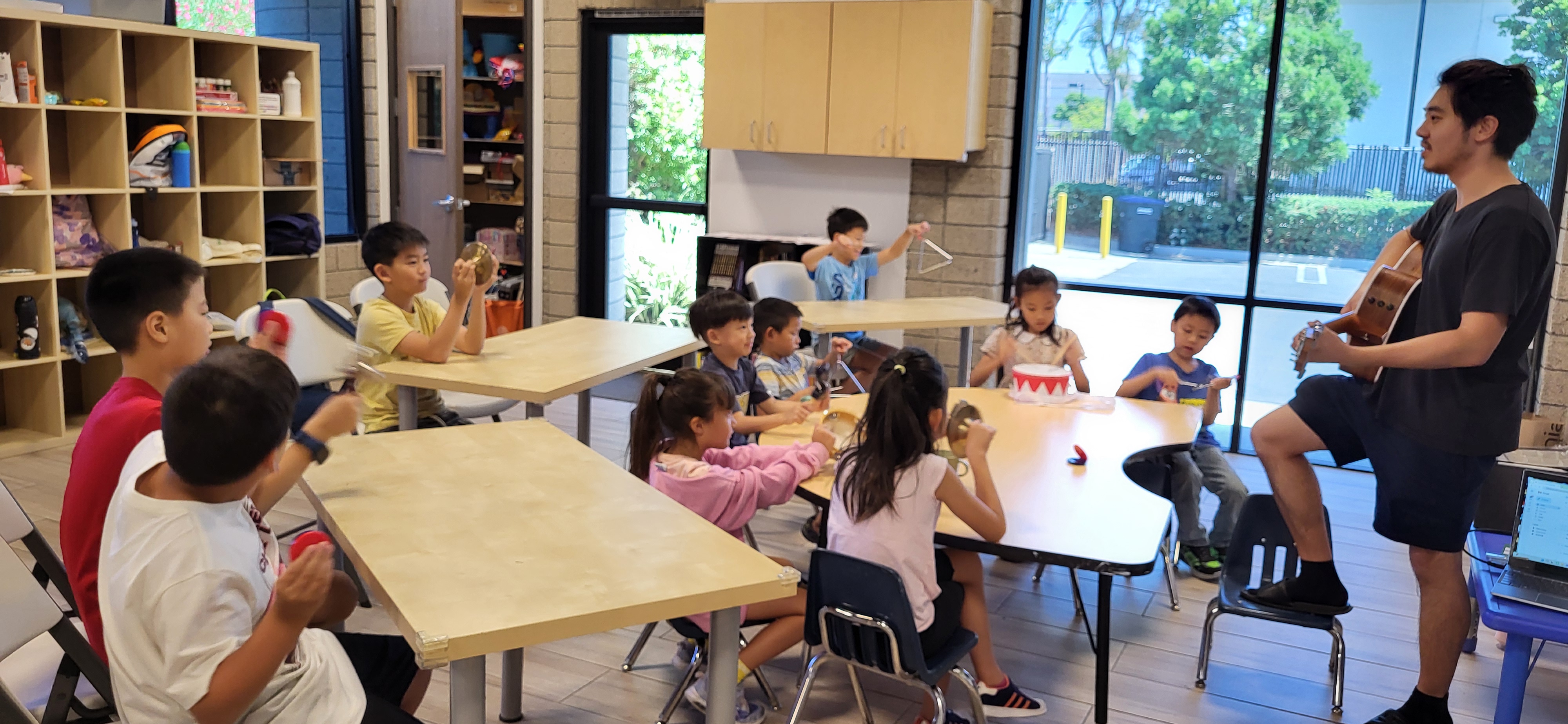 音樂課: 結合數種不同的樂器, 演奏出有趣美妙的音樂, 啟發孩子們的節奏及創意.