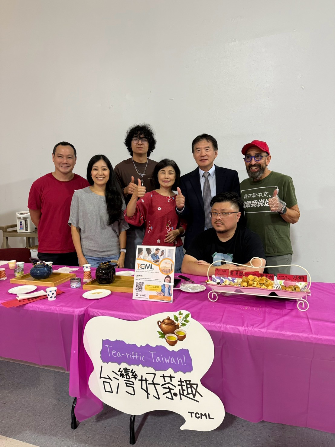 高家富主任與TCML台灣茶文化攤位老師和義工同學合影