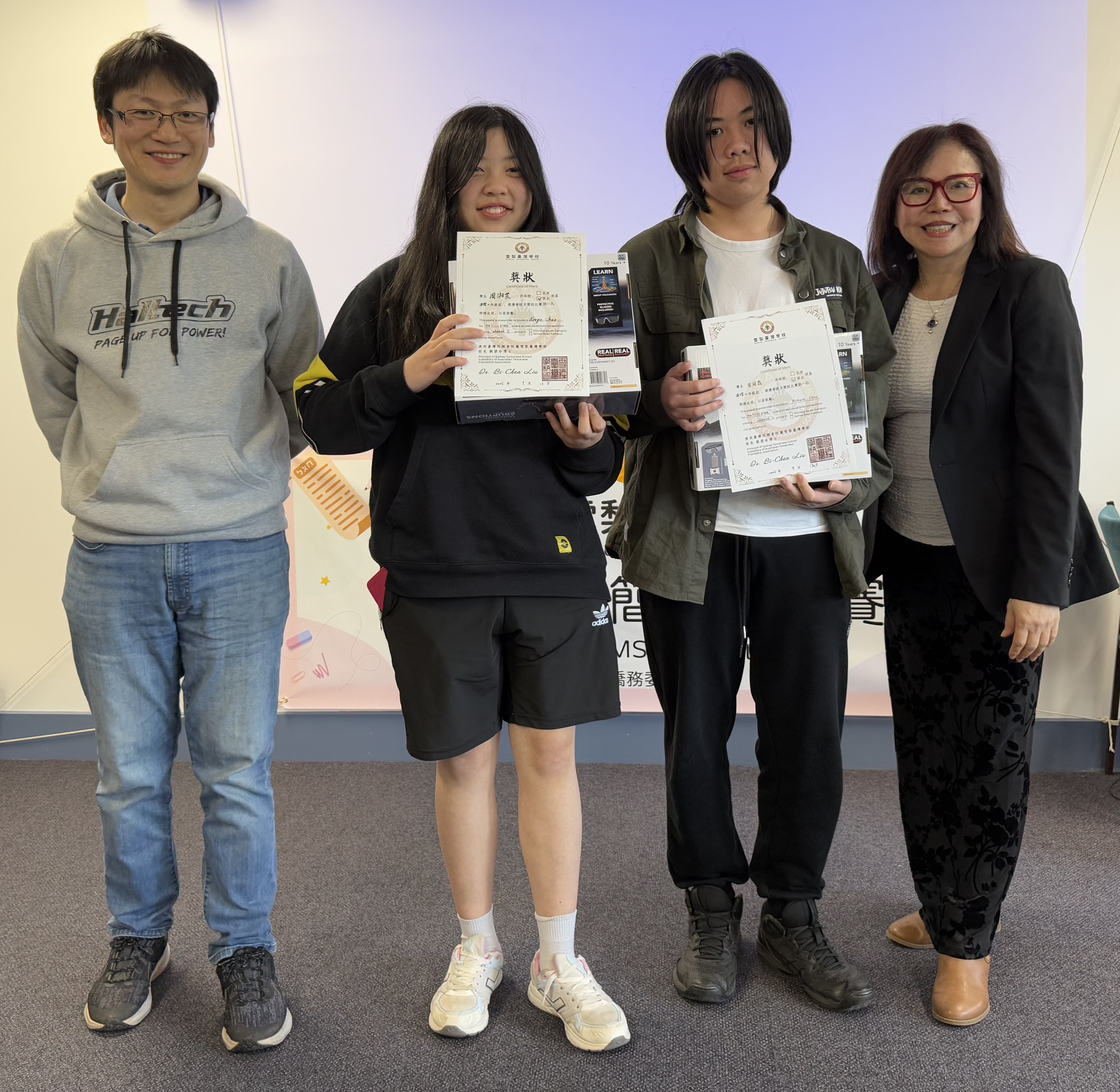 2.西北校區進階班二年級周湘芸及兄長周冠霖組隊參加簡訊比賽，對話話題十足、相互爆料、火光四色，會場笑聲不斷 。