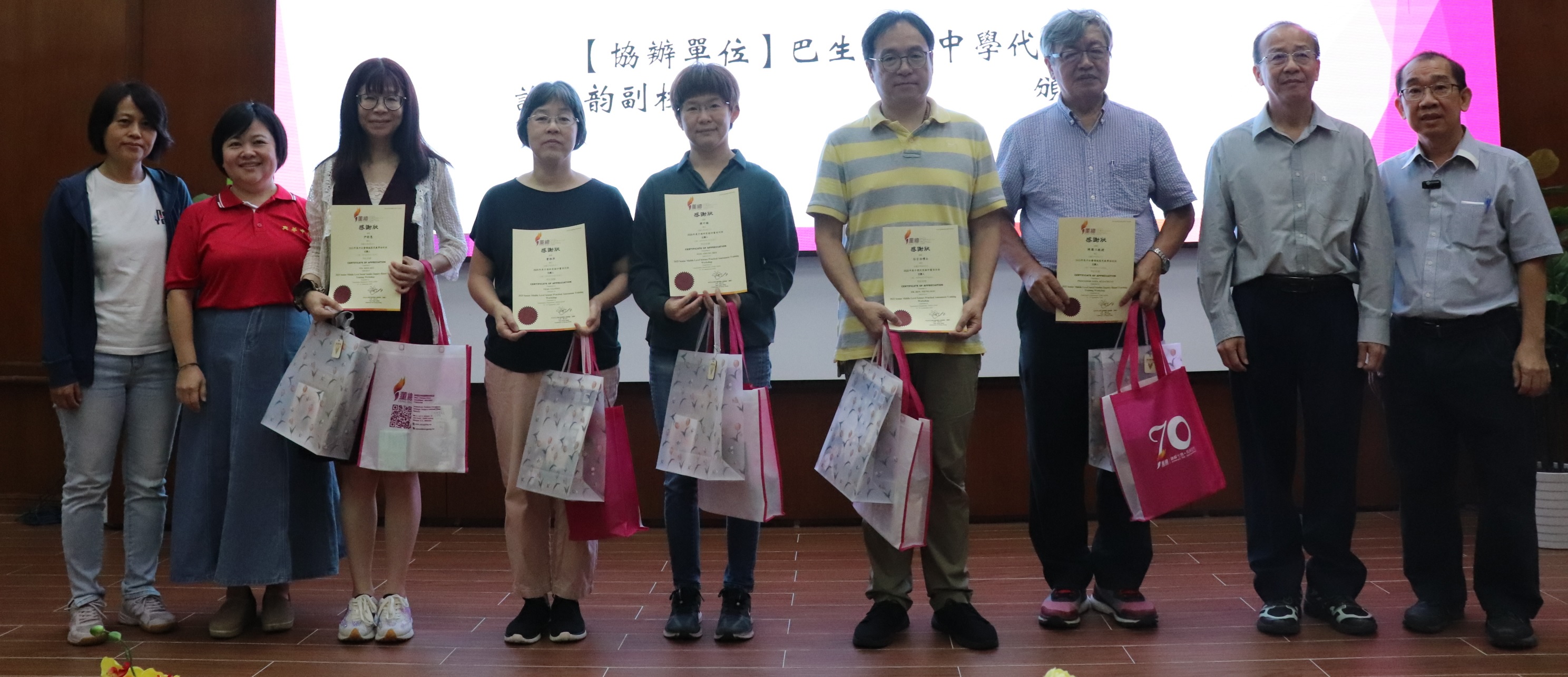 圖2：開課前，董教總華文獨中工委會統一考試委員會委員林美燕博士（左一）、巴生興華中學許梅韻副校長（左二）及董總曾慶方副執行長（右一）陪同董教總華文獨中工委會統一考試委員會主任郭榮錦博士（右二）頒發講師感謝狀與紀念品給（從左三）尹詩惠老師、曹雅萍老師、韓中梅老師、任宗浩博士及陳國川名譽教授