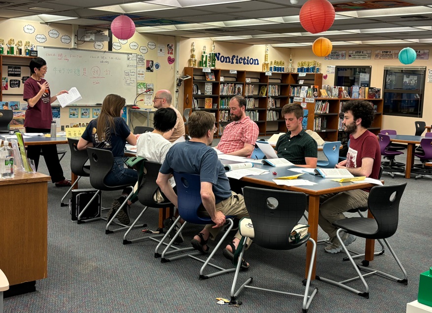 臺灣華語文學習中心成人班教師周玉若，複習中文字詞，學生將字詞組合，寫成一篇自我介紹文，在課堂上朗讀