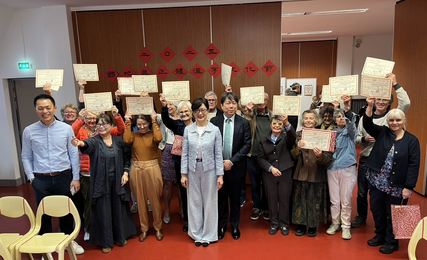 郝培芝大使與書法比賽得獎者