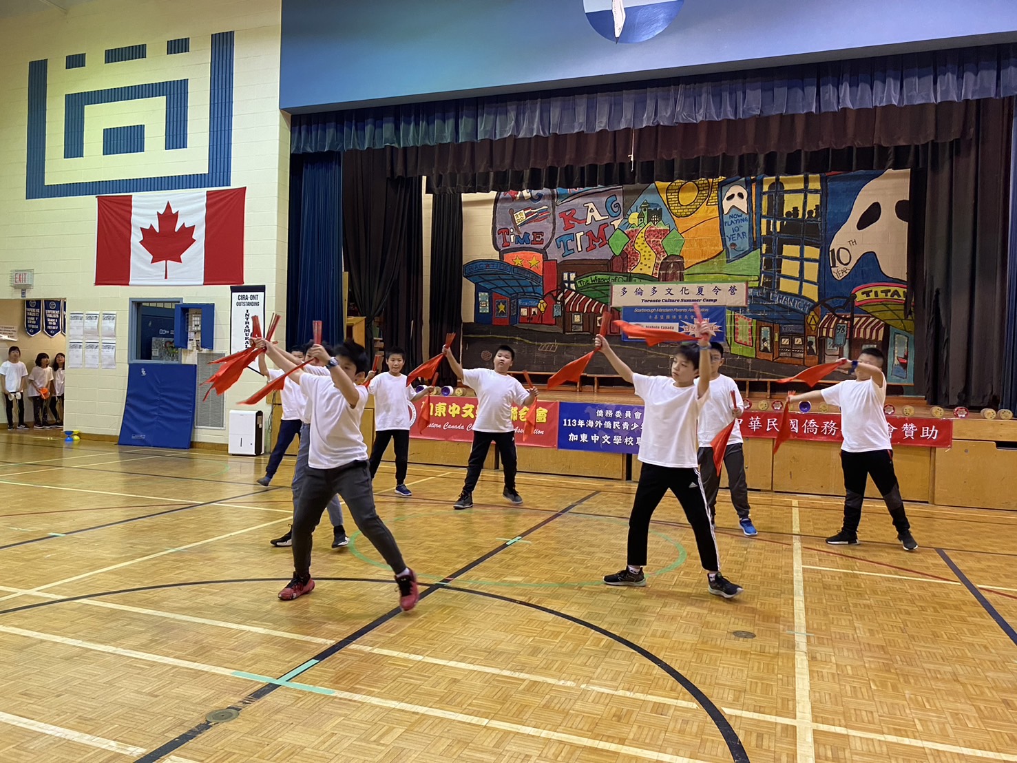 Grade 4-8 呈現的「萬馬奔騰筷起舞」