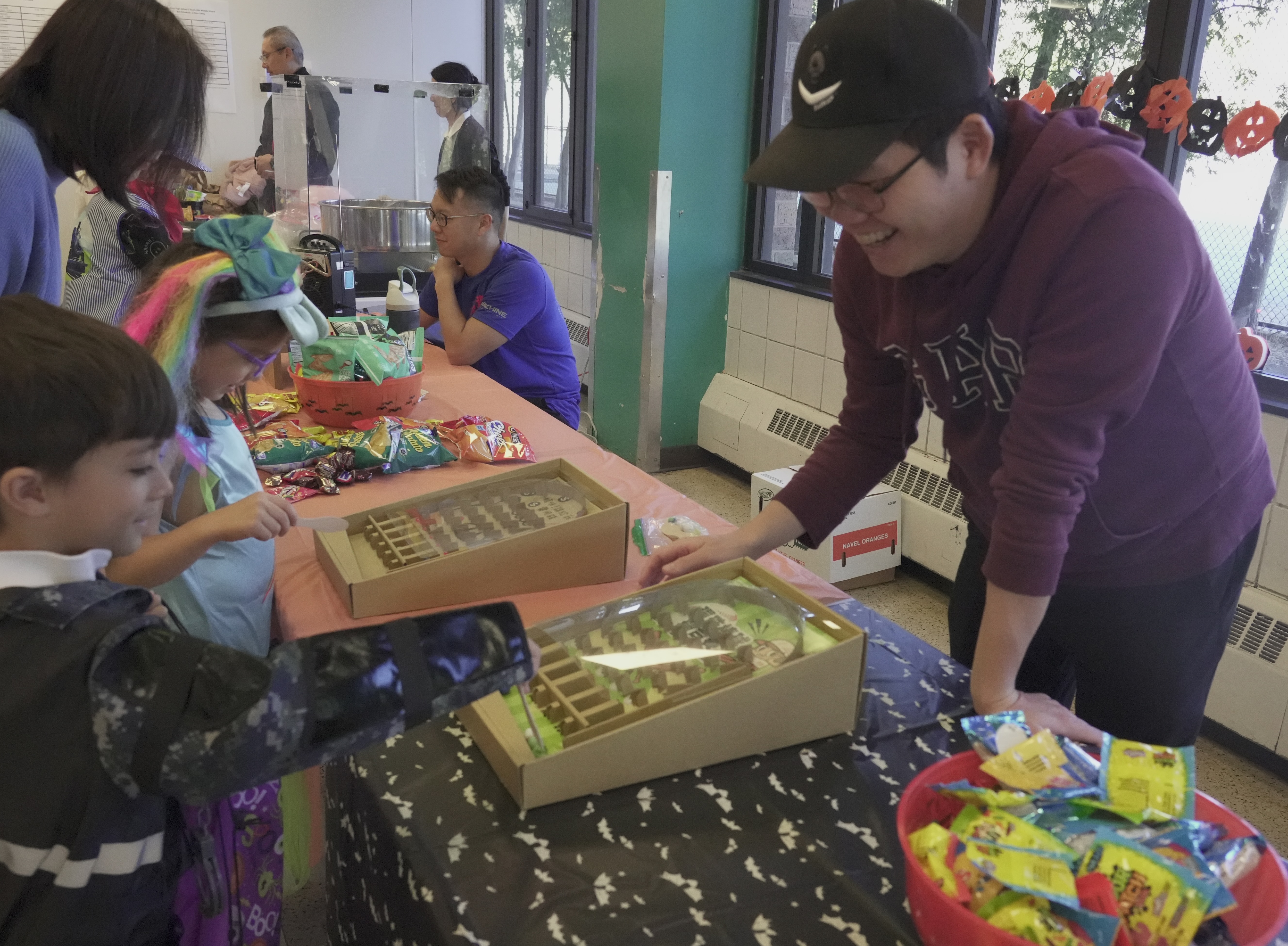 老師細心幫學生畫萬聖節圖案