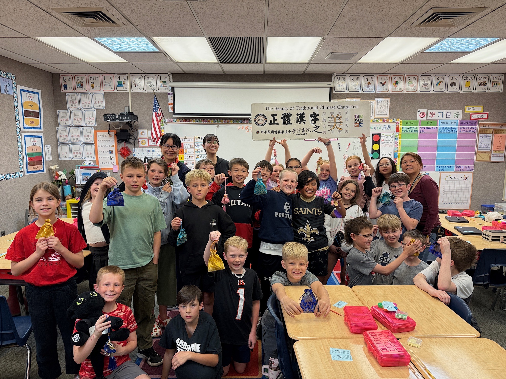 德柏國小同學們快樂地分享他們製作的香包