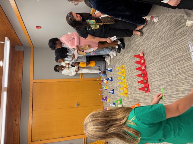 民眾熱情參與射氣球、套圈圈與麻將賓果等趣味遊戲，體驗傳統夜市的熱鬧氛圍。