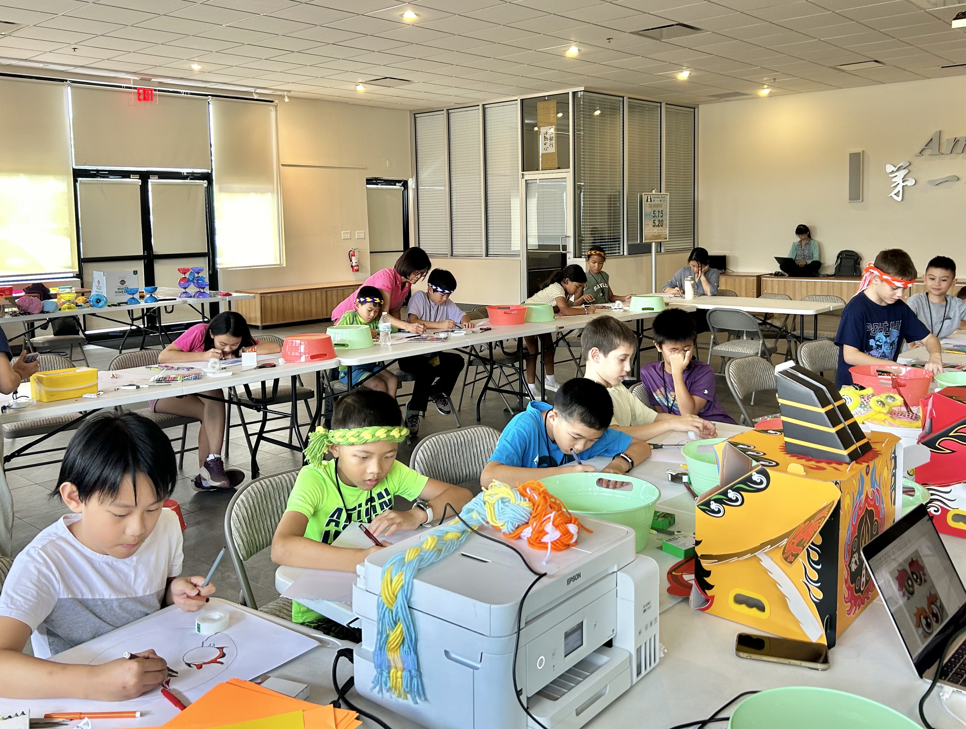 夏令營上課情形 製作舞獅頭