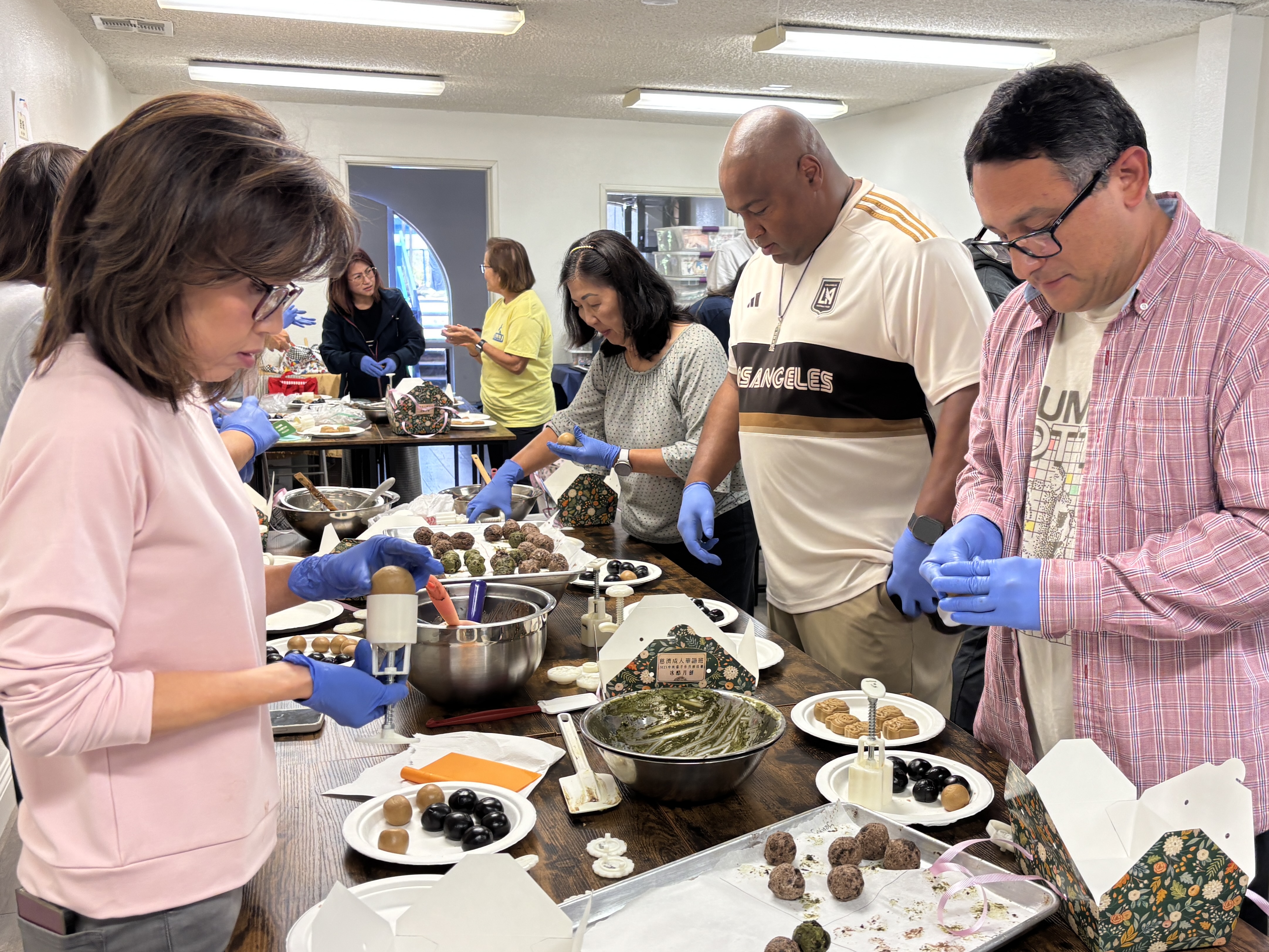 開始動手壓出月餅