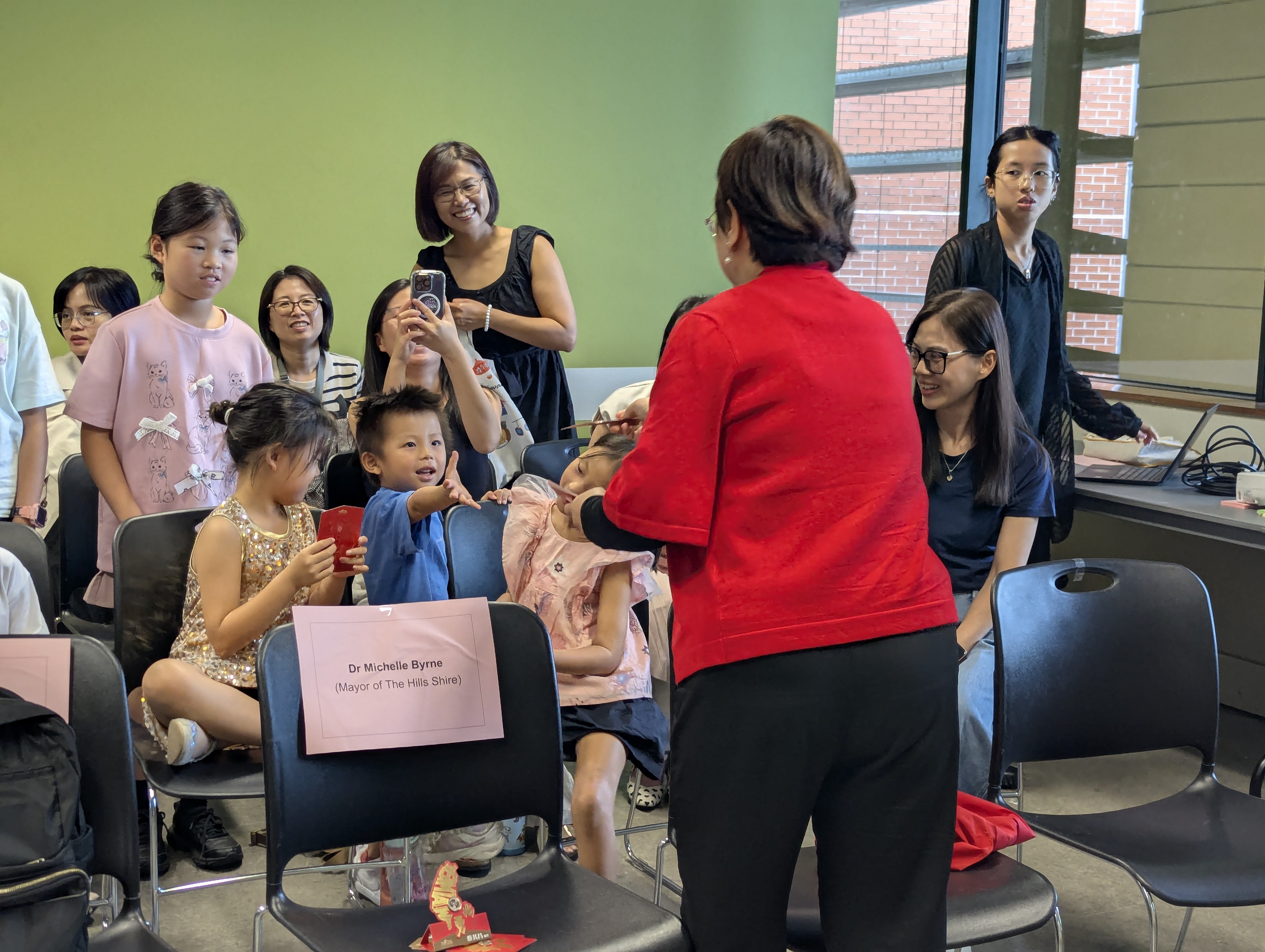 徐委員長親切發放「台灣善勇」紅包，為現場小朋友送上溫馨祝福。