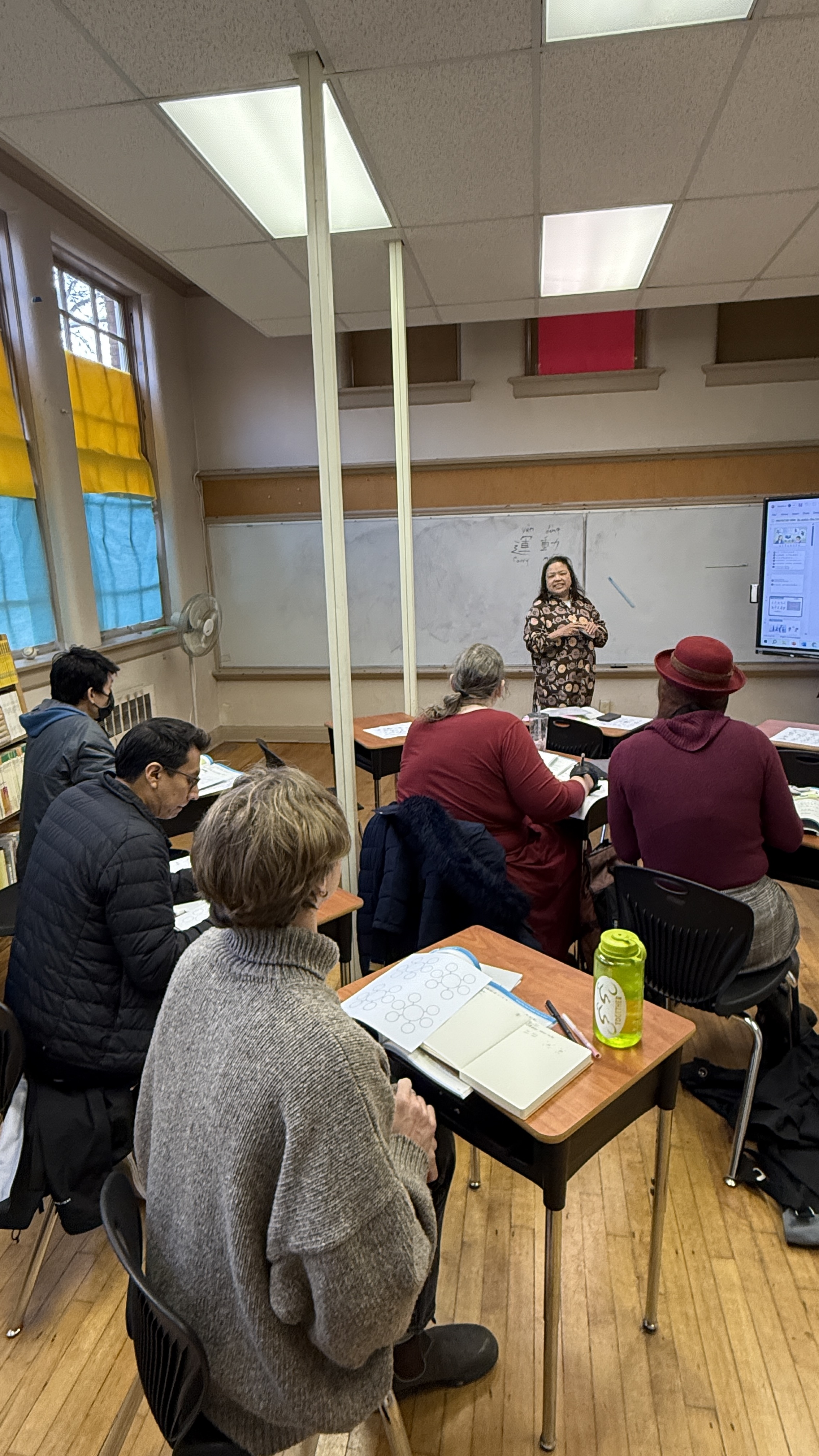 謝明珠老師班上的學生專注於學習與練習新詞匯