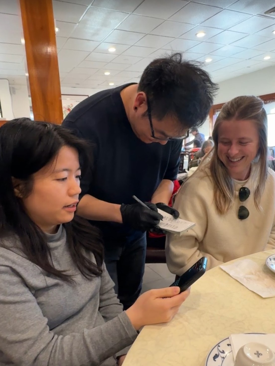 「請給我一份鍋貼」，學員們每一句都說得認真又自信!