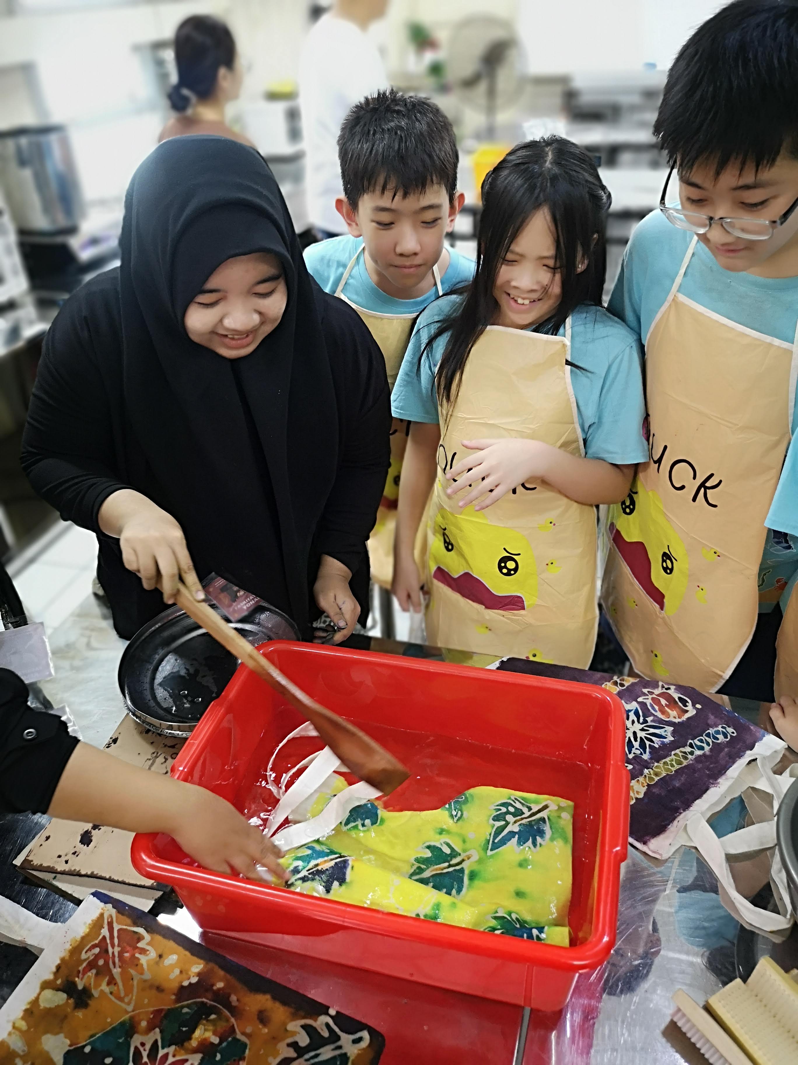 助教指導脫蠟中