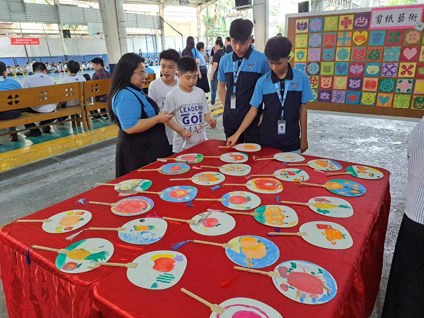 嘉南中學學生展示剪紙、紙編、畫扇與香包等作品，展現課程創意成果。