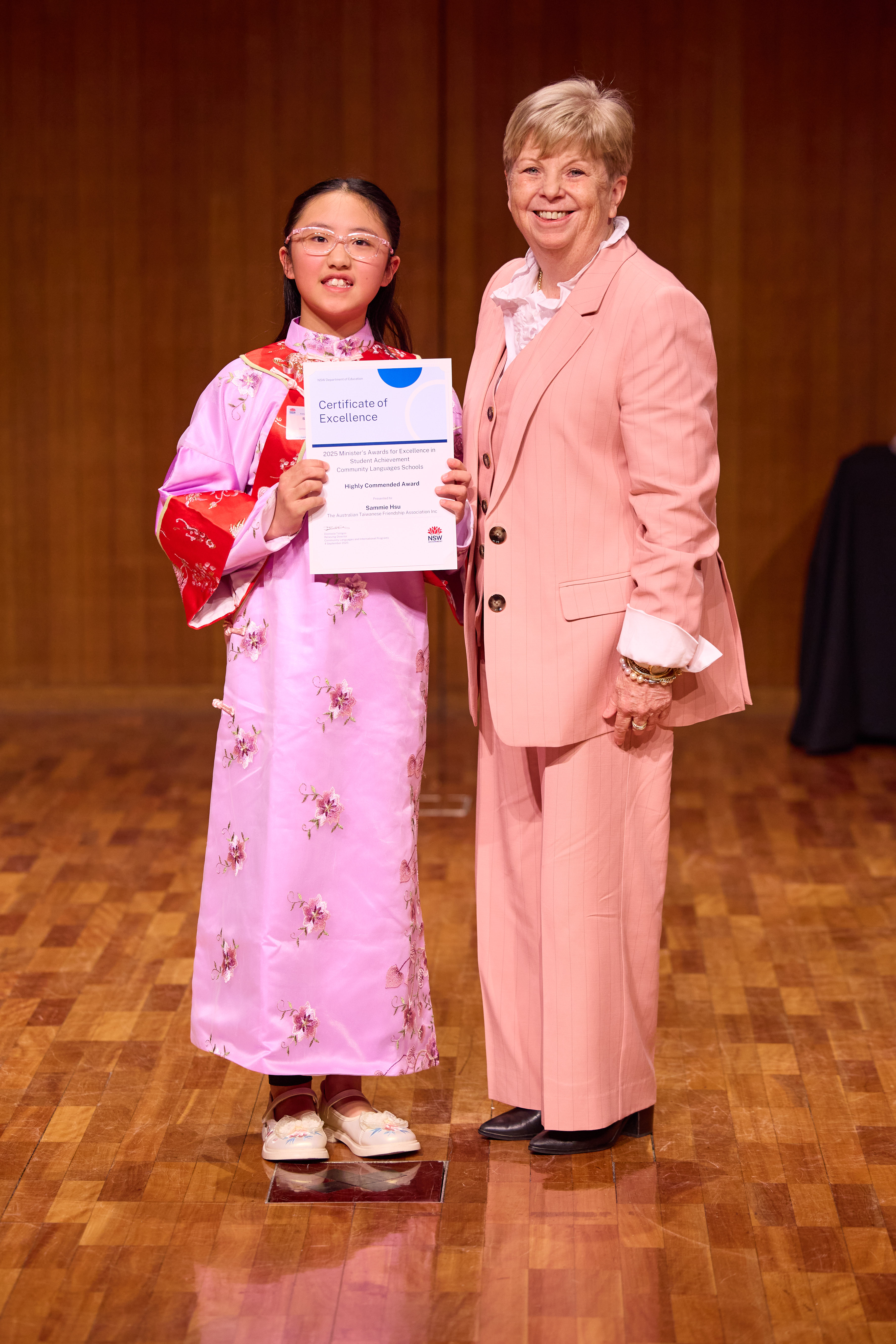 4. 許貝慈穿上中華傳統服飾在上台接受頒獎。