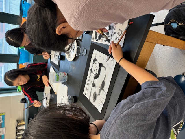 蔡老師指導學生運用毛筆畫出眼睛.