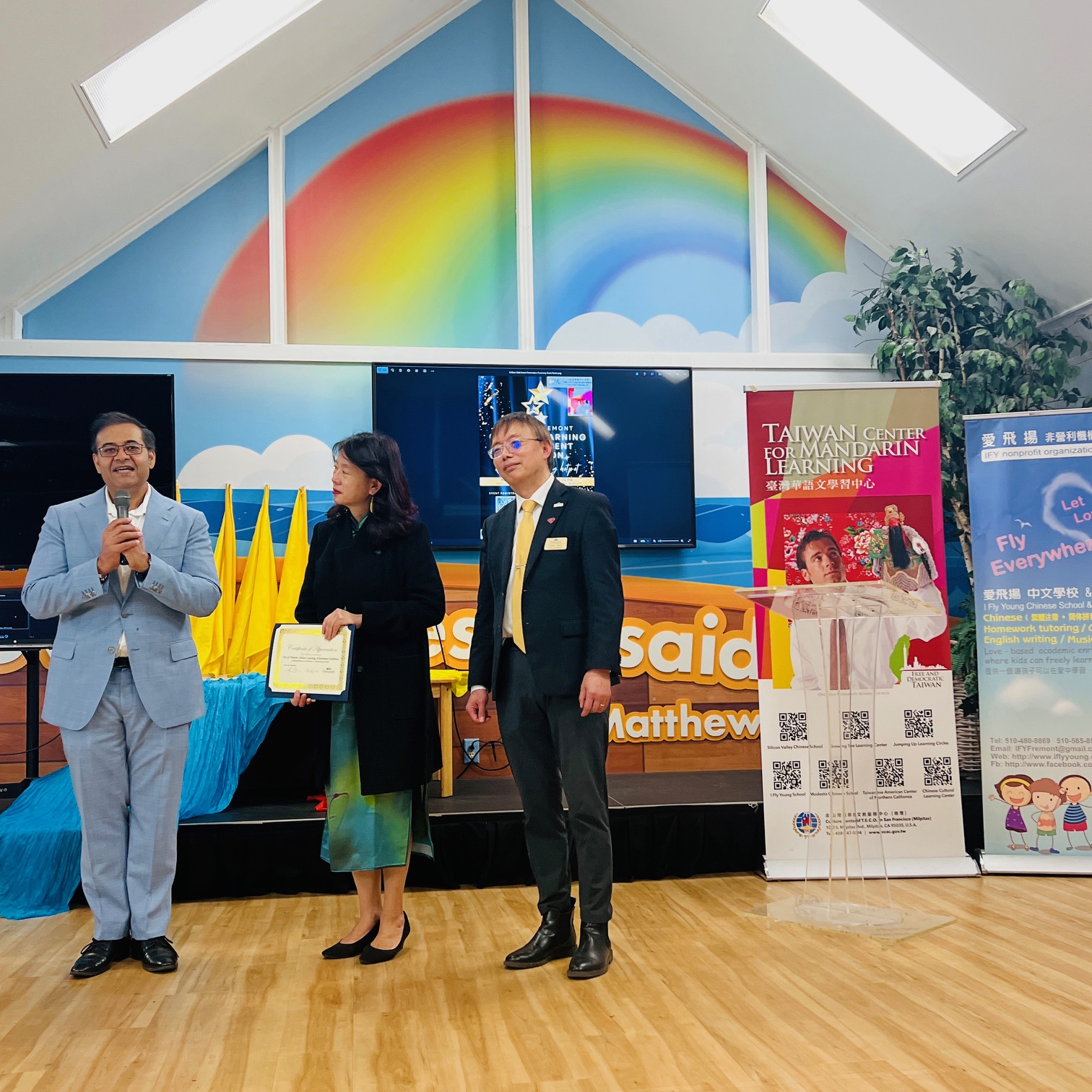 佛利蒙現任市長高敘加（Lily Mei）、佛利蒙當選市長薩爾萬（Raj Salwan）、佛利蒙市議員邵陽（Yang Shao）致詞勉勵