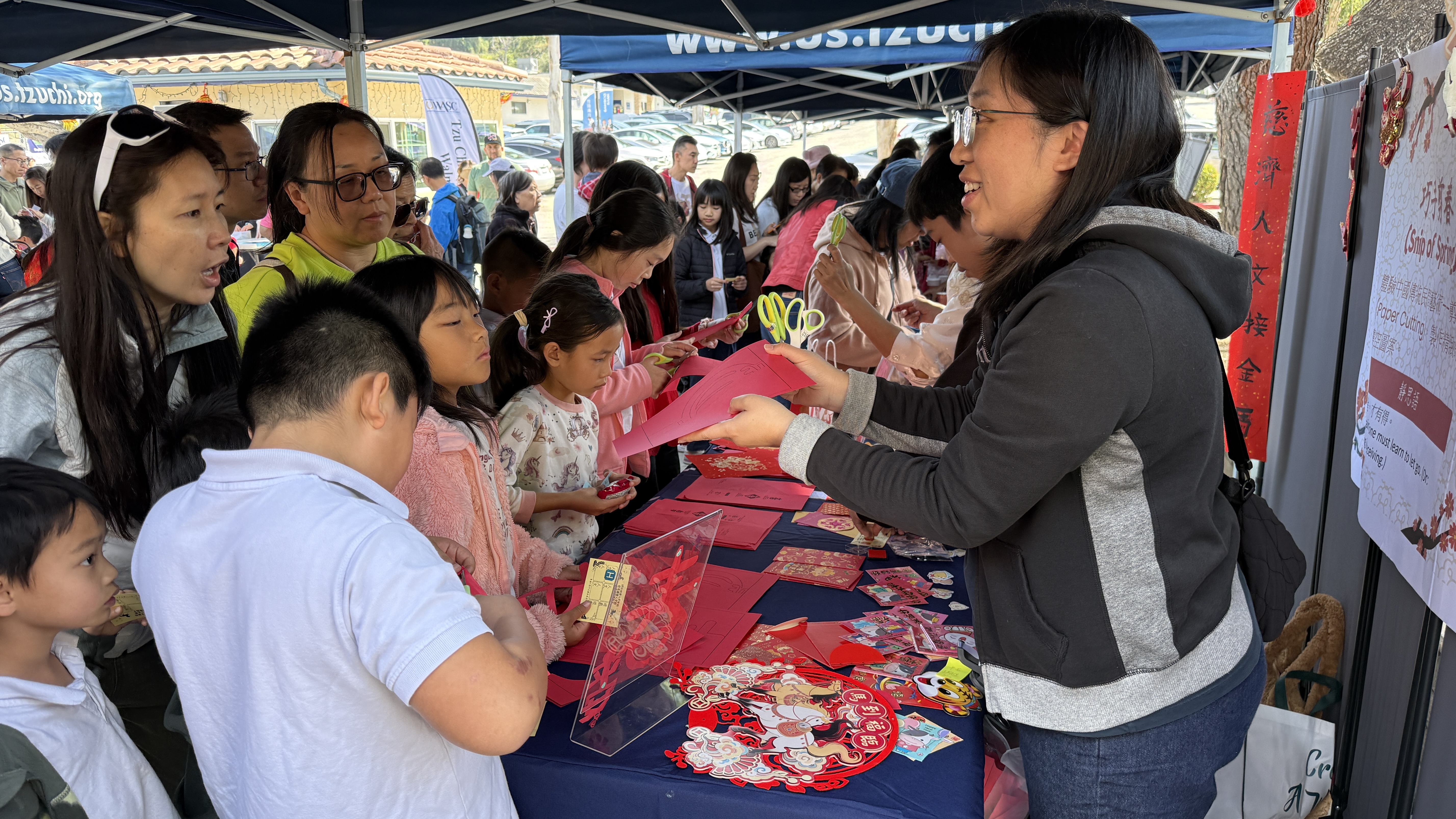 巧手剪春-學生體驗傳統民間藝術剪紙，製作精緻的鏤空圖案。