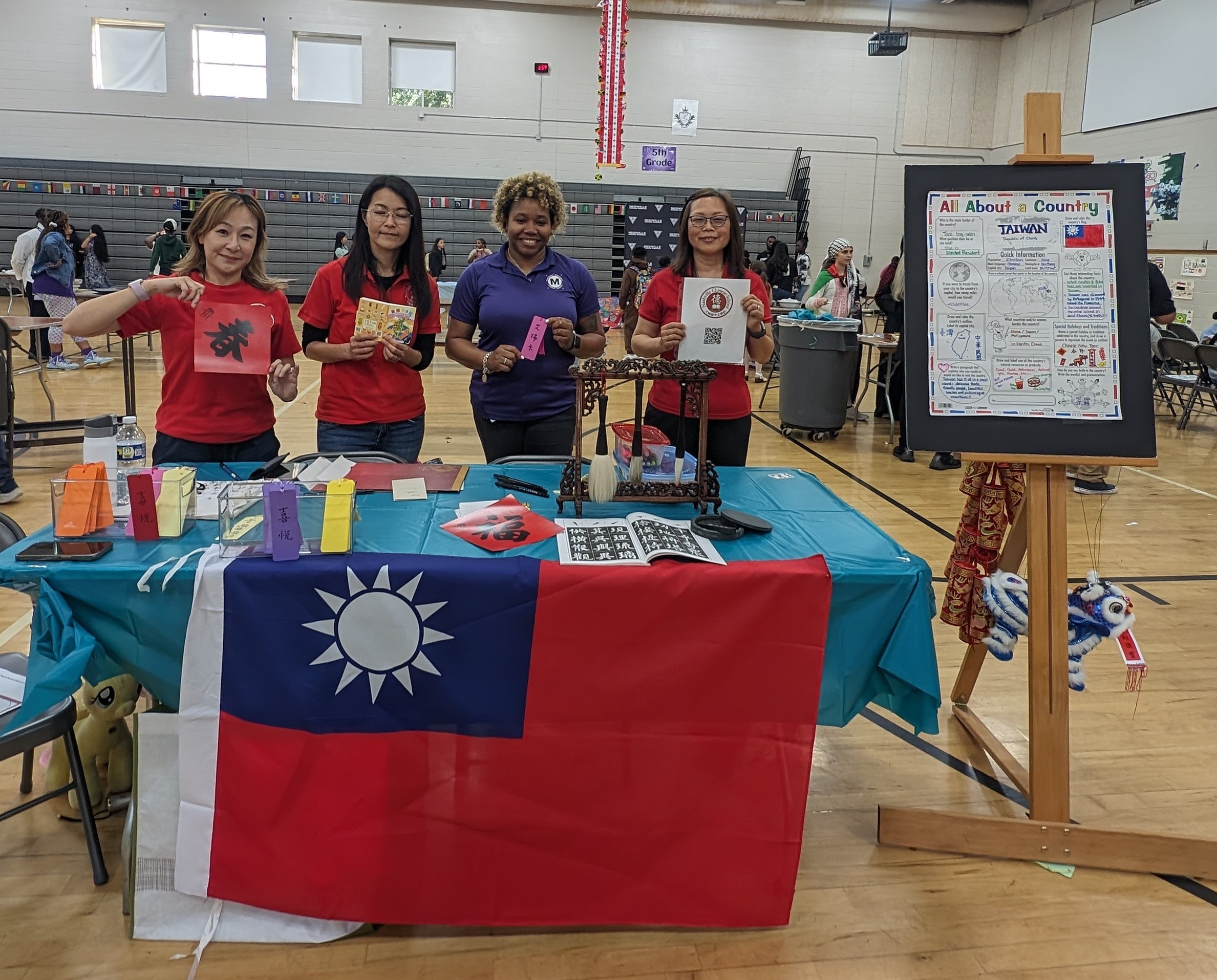 由大納城中文學校校長嚴秋燕(右1)帶領擺設臺灣文化攤位