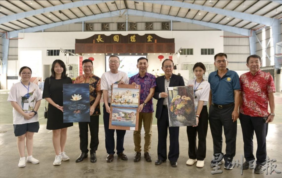 校方贈送3幅學生作品予嘉賓共賞
