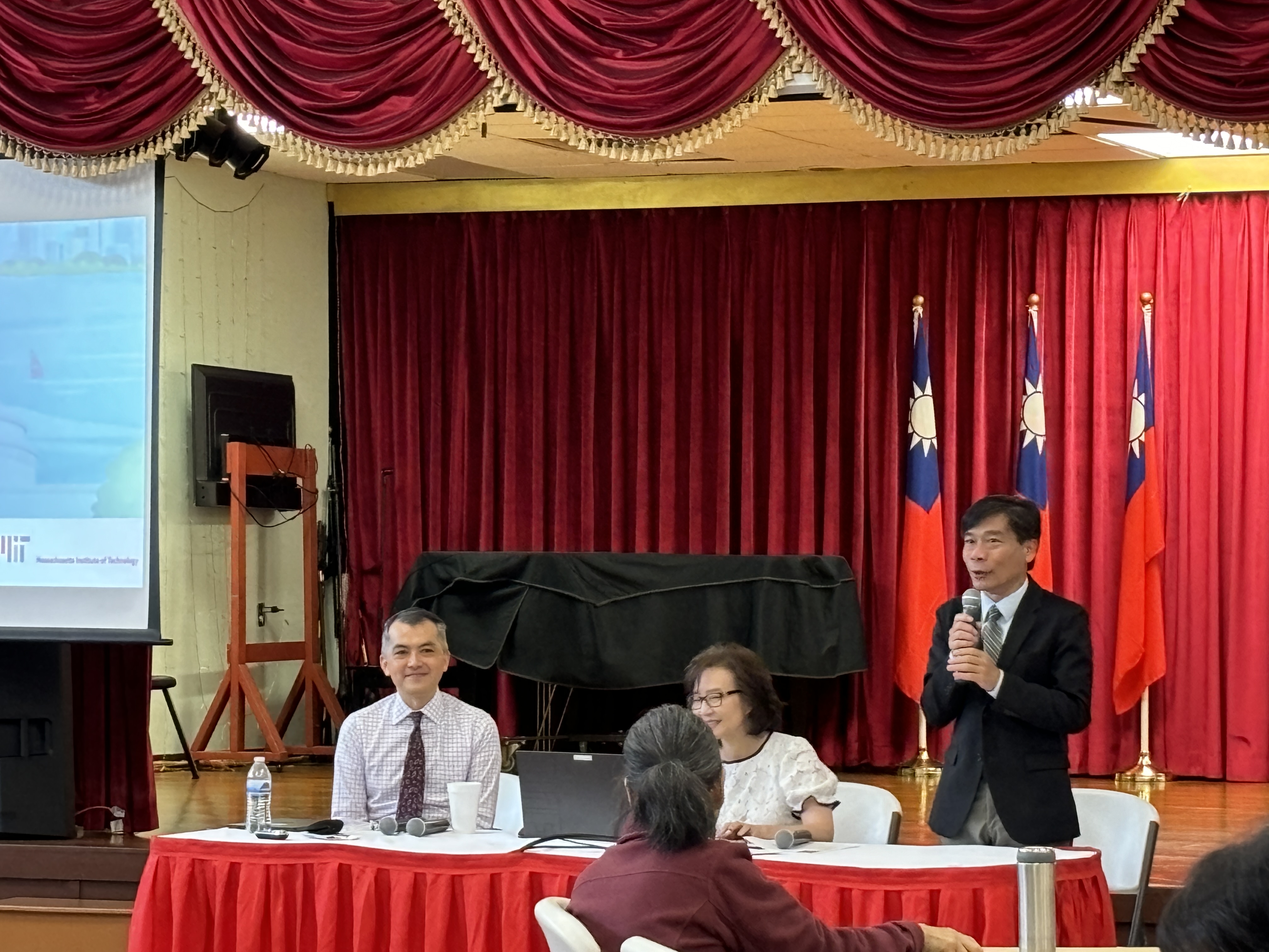 僑教中心主任歐宏偉於開幕式上致詞