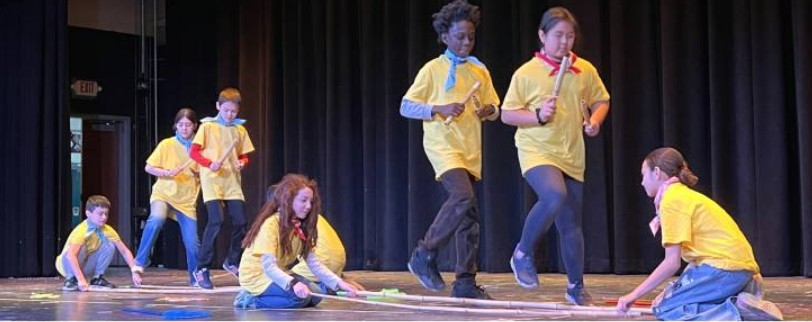 竹竿舞和捕魚歌呈現「節節高升、年年有餘」