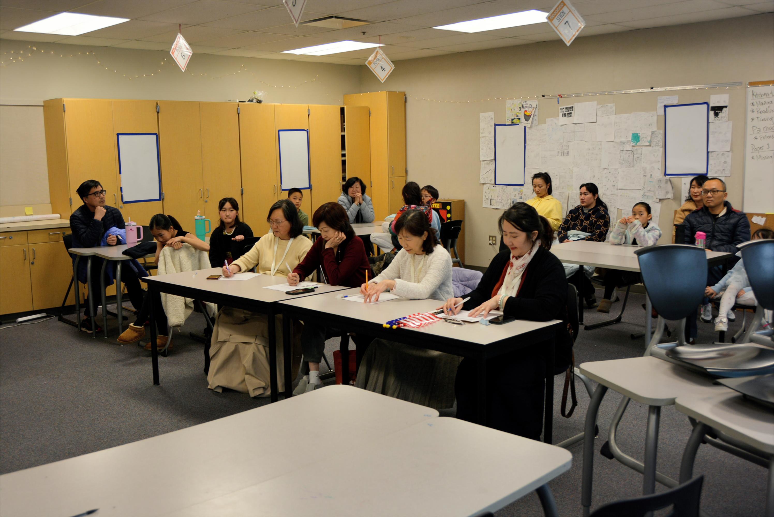 説故事比賽評審們專注聆聽與評分