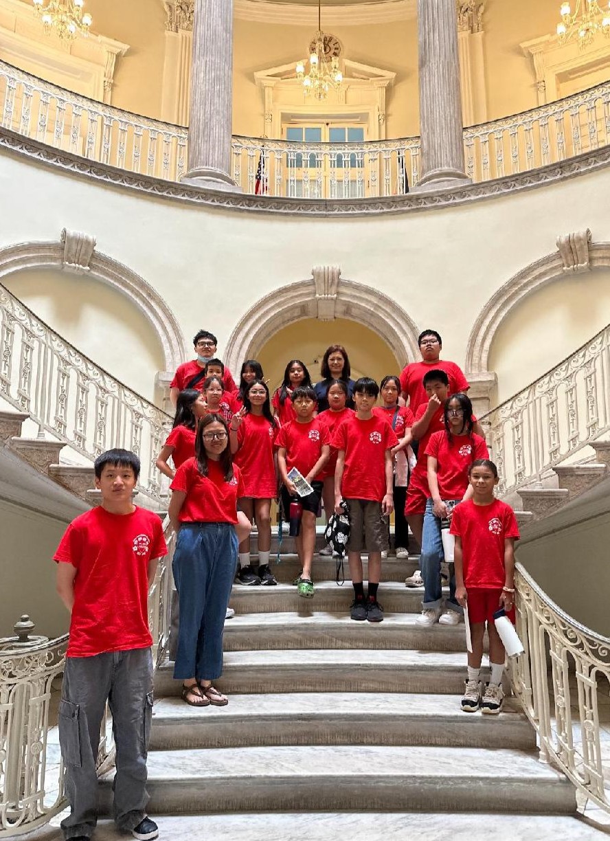 學生參觀市政廳並合影