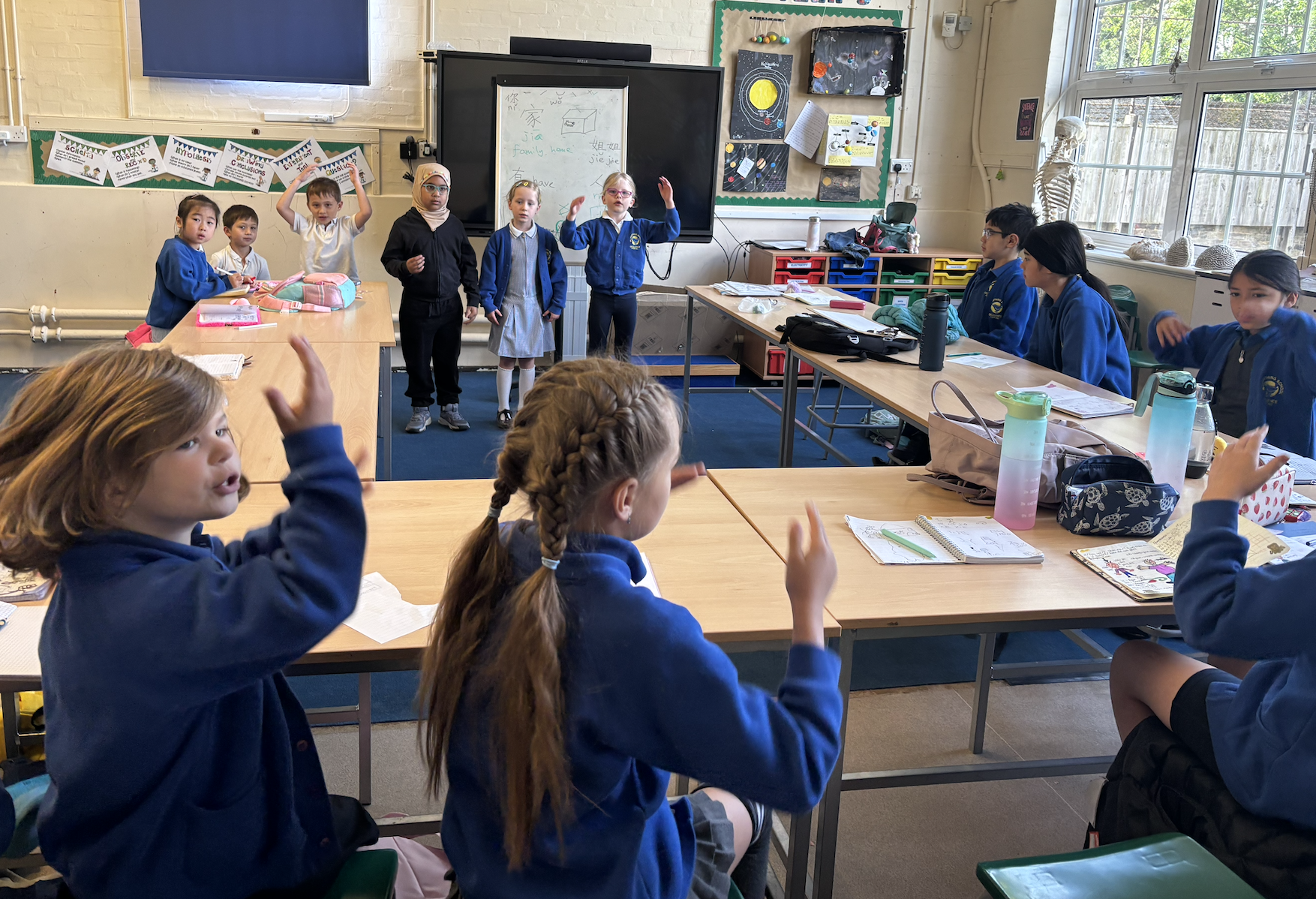 學生們同時學習了舞台表演技巧與即興創作，在實踐中培養自信與表達能力。