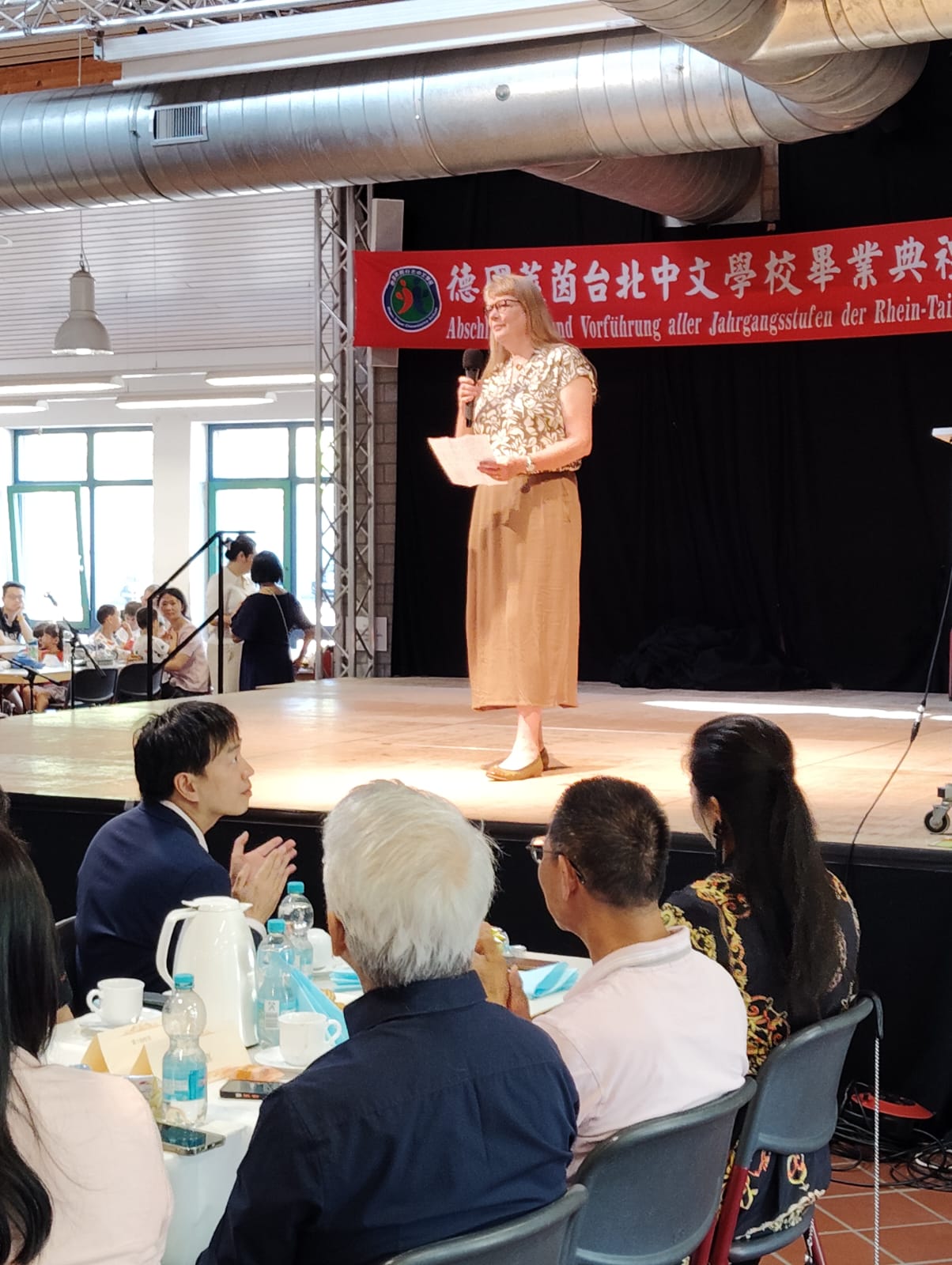 特別邀請出借場地的德國學校校長出席， 並給畢業生滿滿的祝福