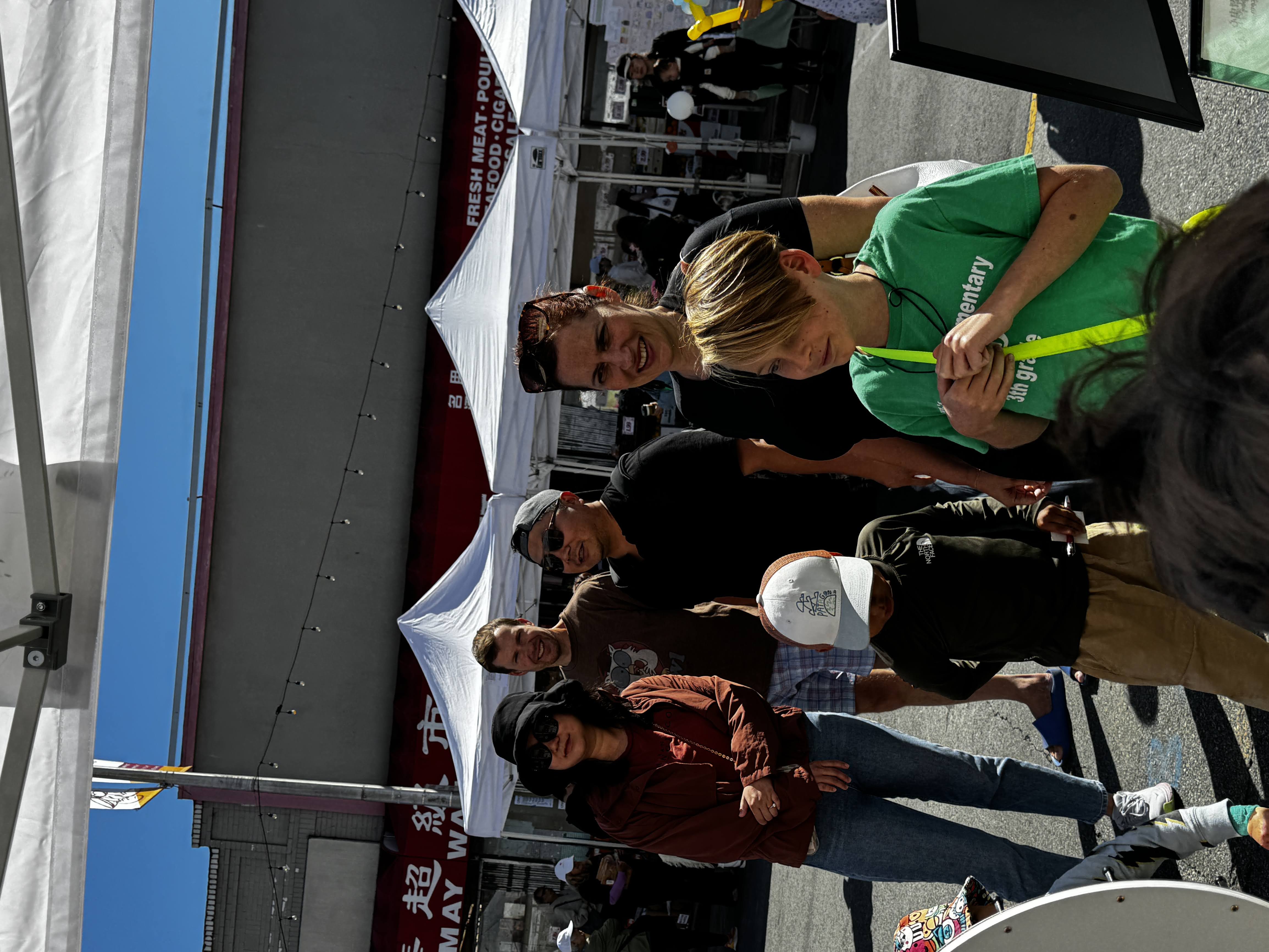 親子同樂！家長與孩子都對華語學習充滿興趣, 攤位吸引滿滿人潮