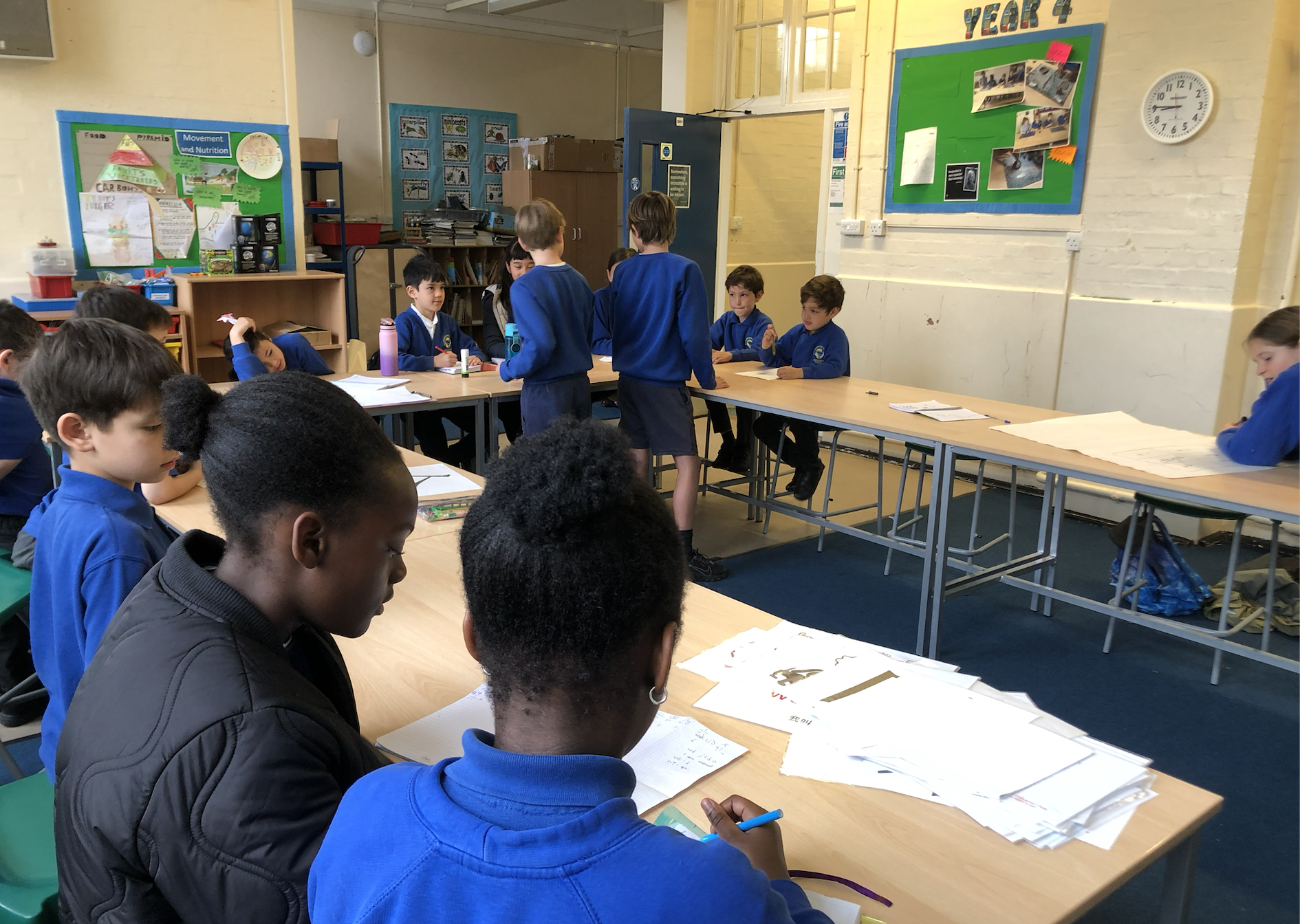 在準備比賽前，團隊成員相互支持，一起練習歌曲，共同努力打造出一場出色的表演。