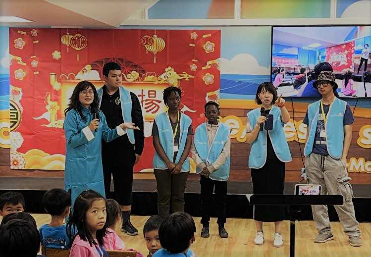 愛飛揚中文學校負責人單聖玲(左一)及教師/助教團隊