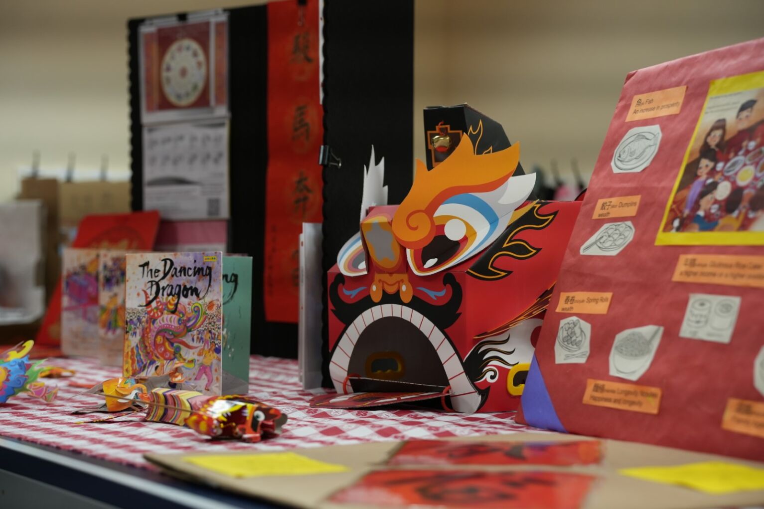 賴筱雯老師準備的新年文化展示區，讓孩子們在海外深入體驗中華文化之美。