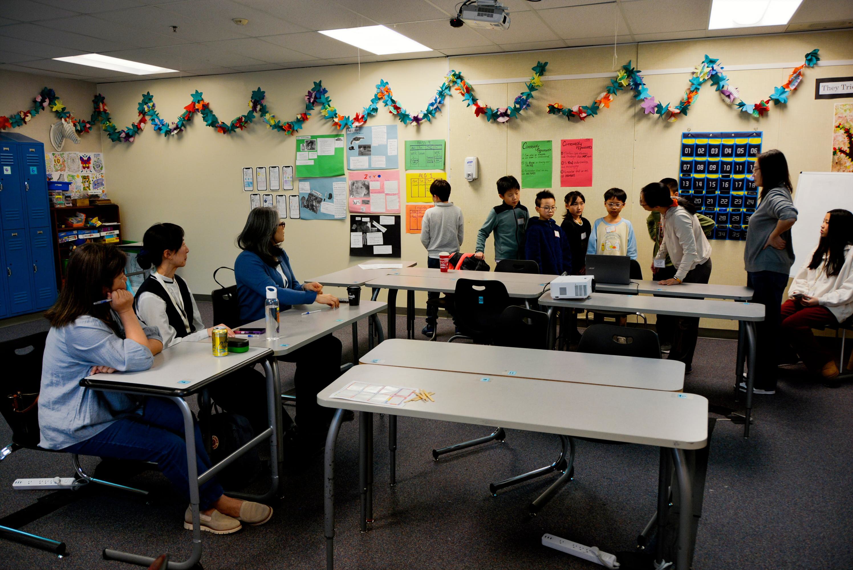 識字比賽主持人説明比賽規則與程序