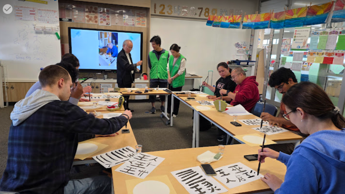 學員親身體驗書寫筆畫，現場氣氛輕鬆愉快