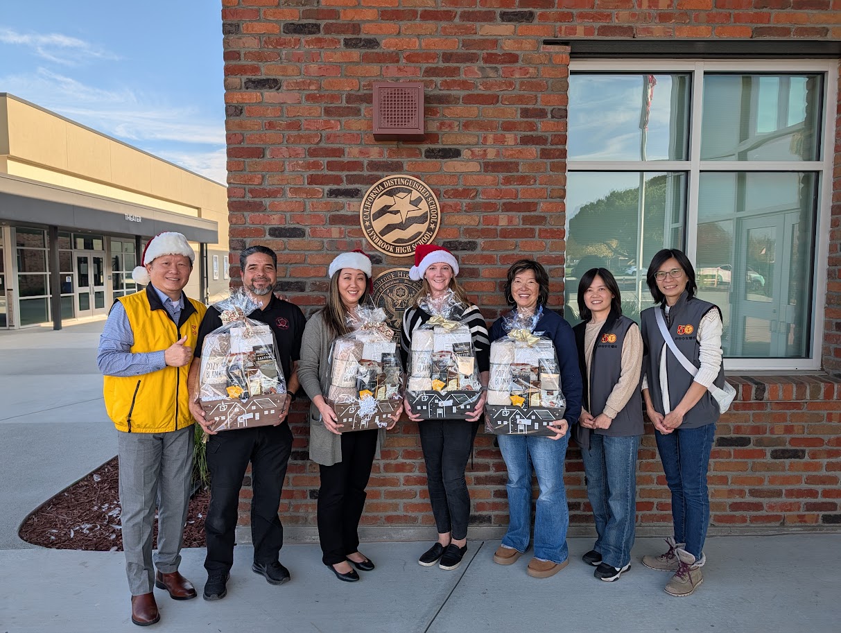 寇惠風校長代表矽谷臺灣華語文學習中心（TCML）贈送聖誕禮物給提供校舍使用的主流高中學校主管人員