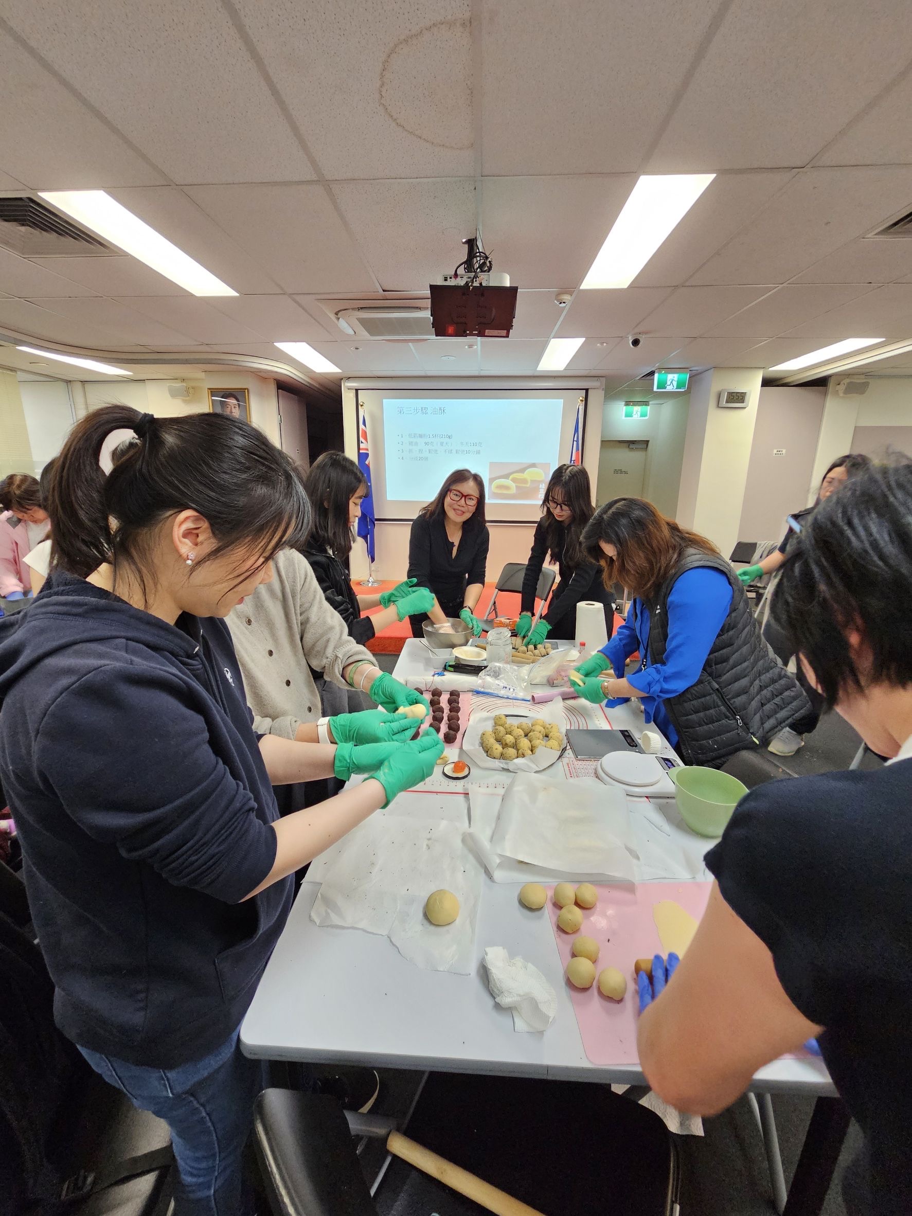 4、劉校長透過簡報一步一步的教老師完成每一個做漢餅的步驟