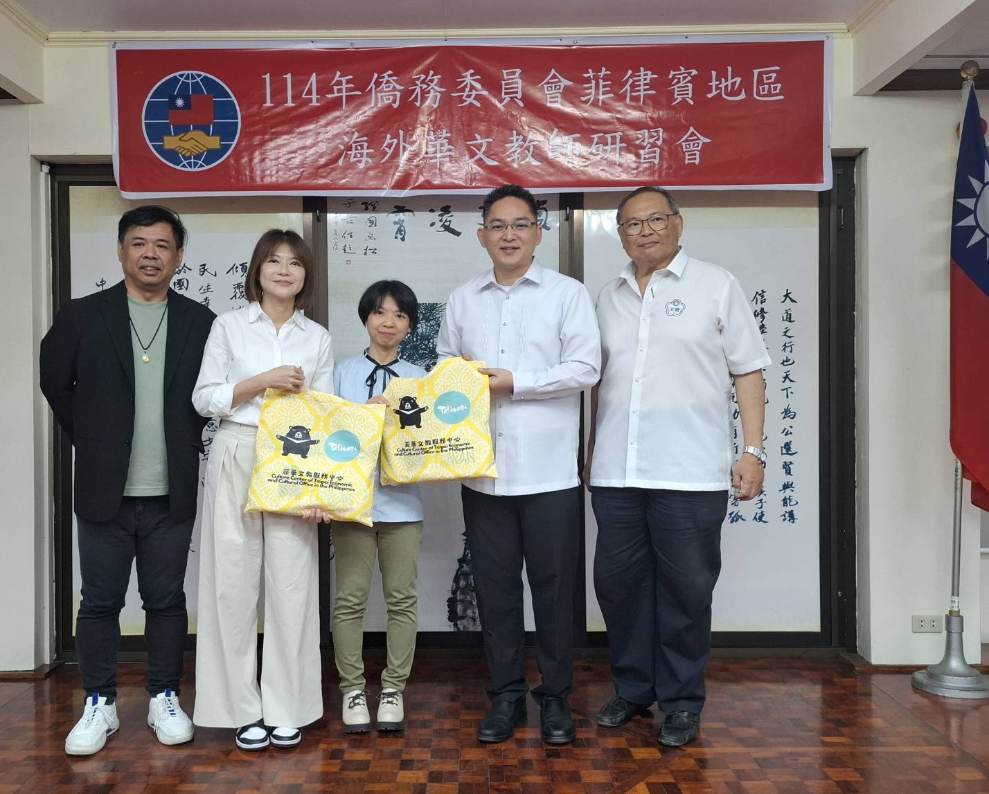 菲華文教服務中心主任莊博智(右二)、菲華文經總會常務委員莊漢香(右一)及菲律賓華文學校聯合會常務委員黃思華(左一)致贈禮品予來自臺灣的陳怡伊老師(中)與劉逸潔老師(左二)。