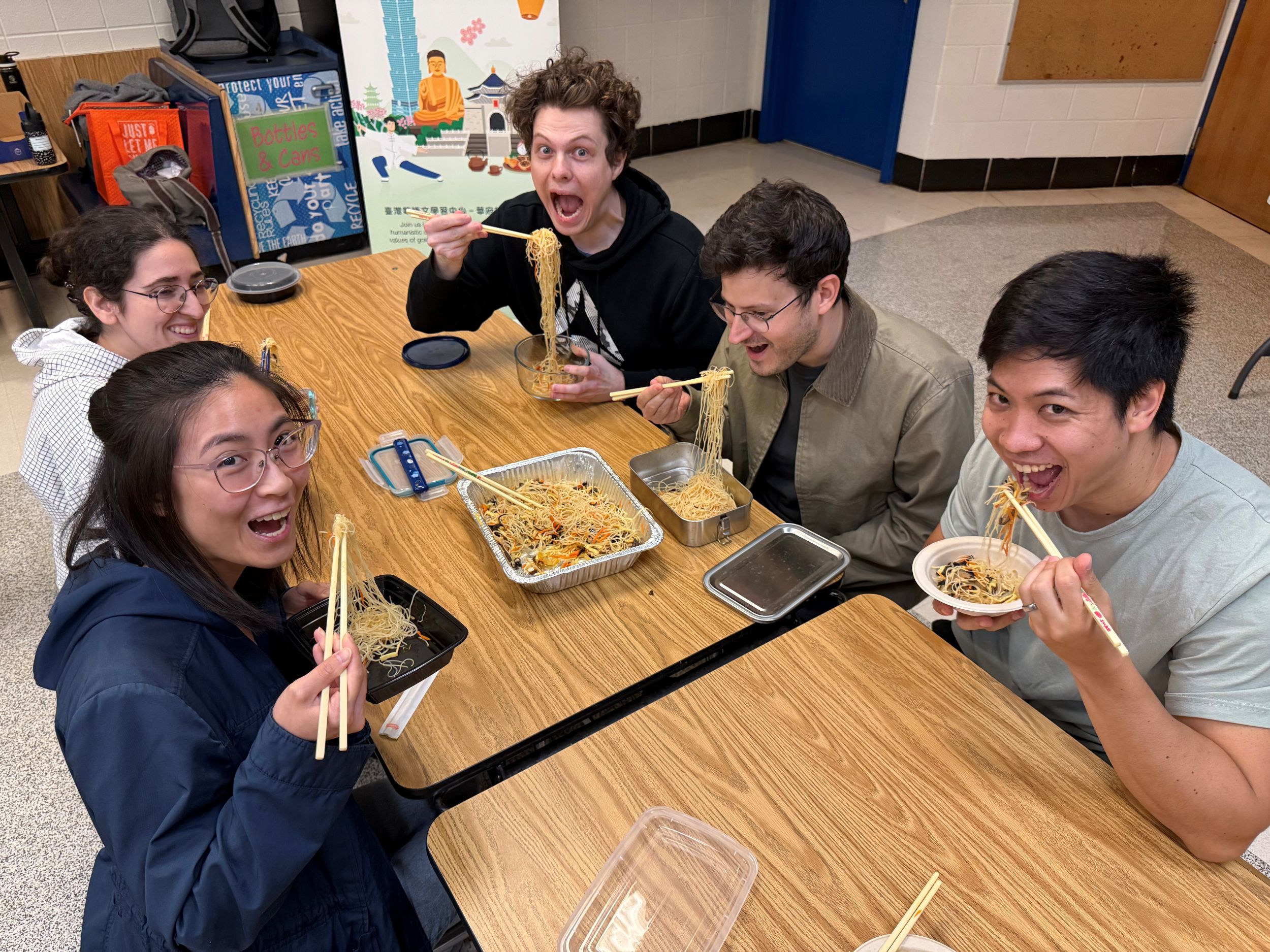 講師為成人班介紹米粉及其製作過程