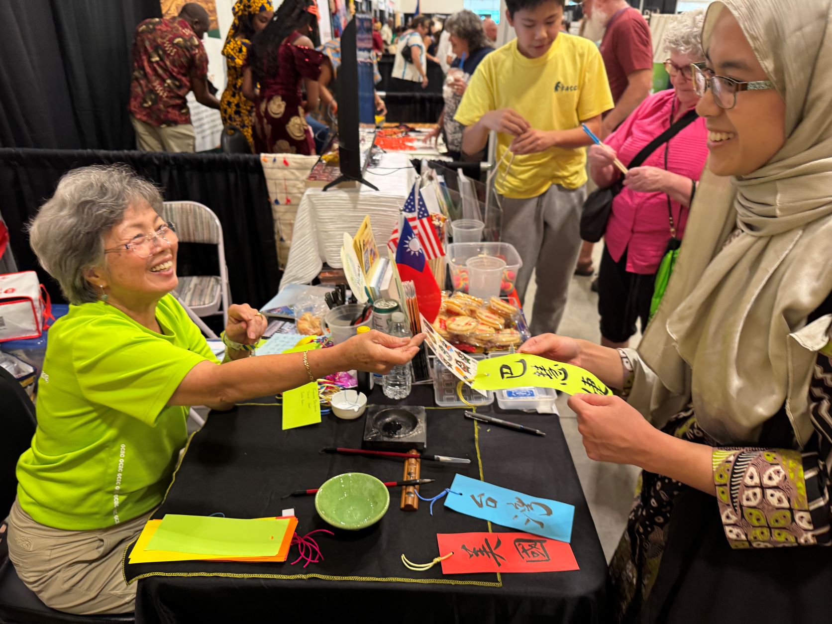 亞特蘭大中文學校劉承璋老師為來賓撰寫中文姓名