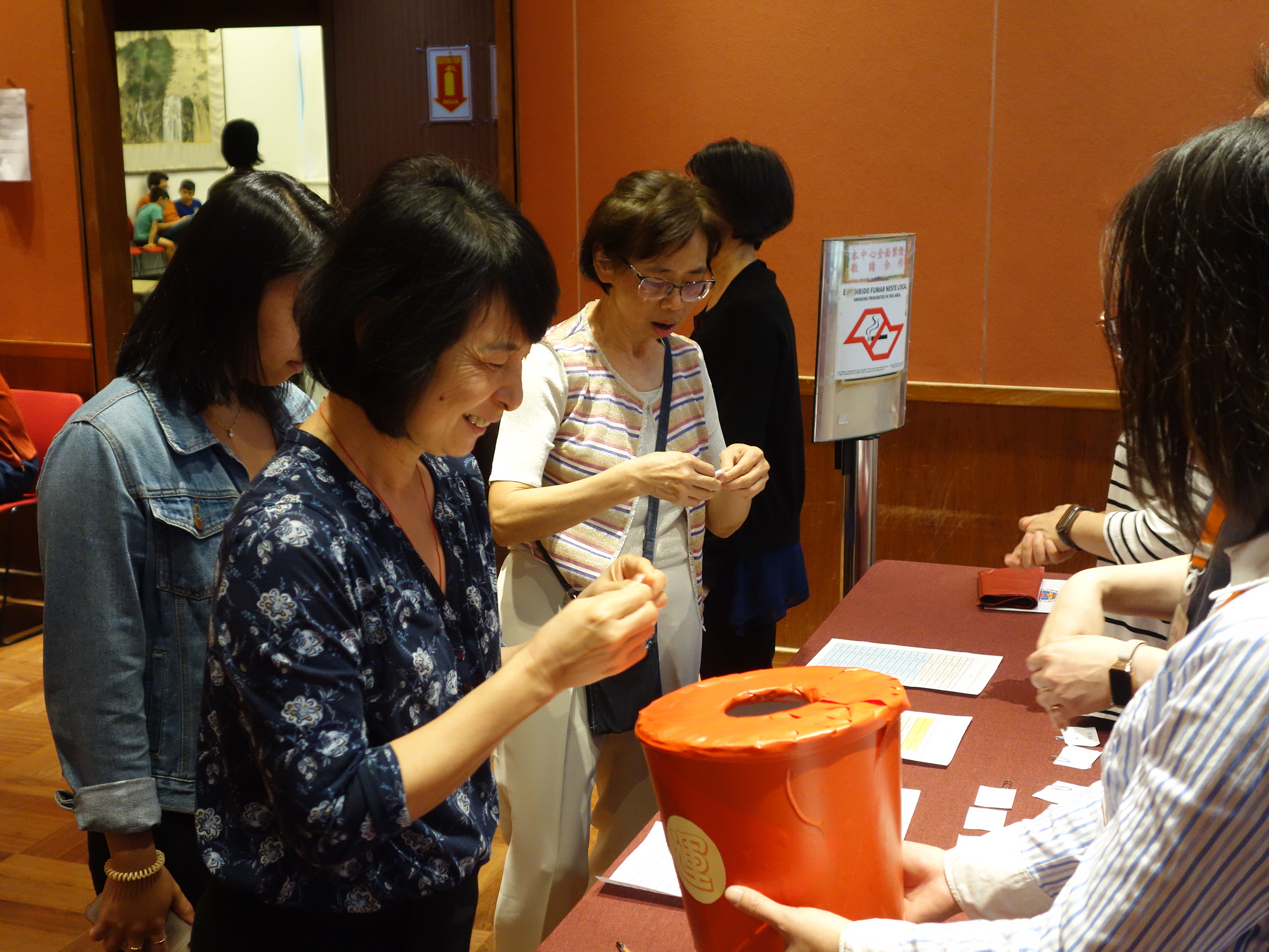 報到處簽到並領取摸彩卷