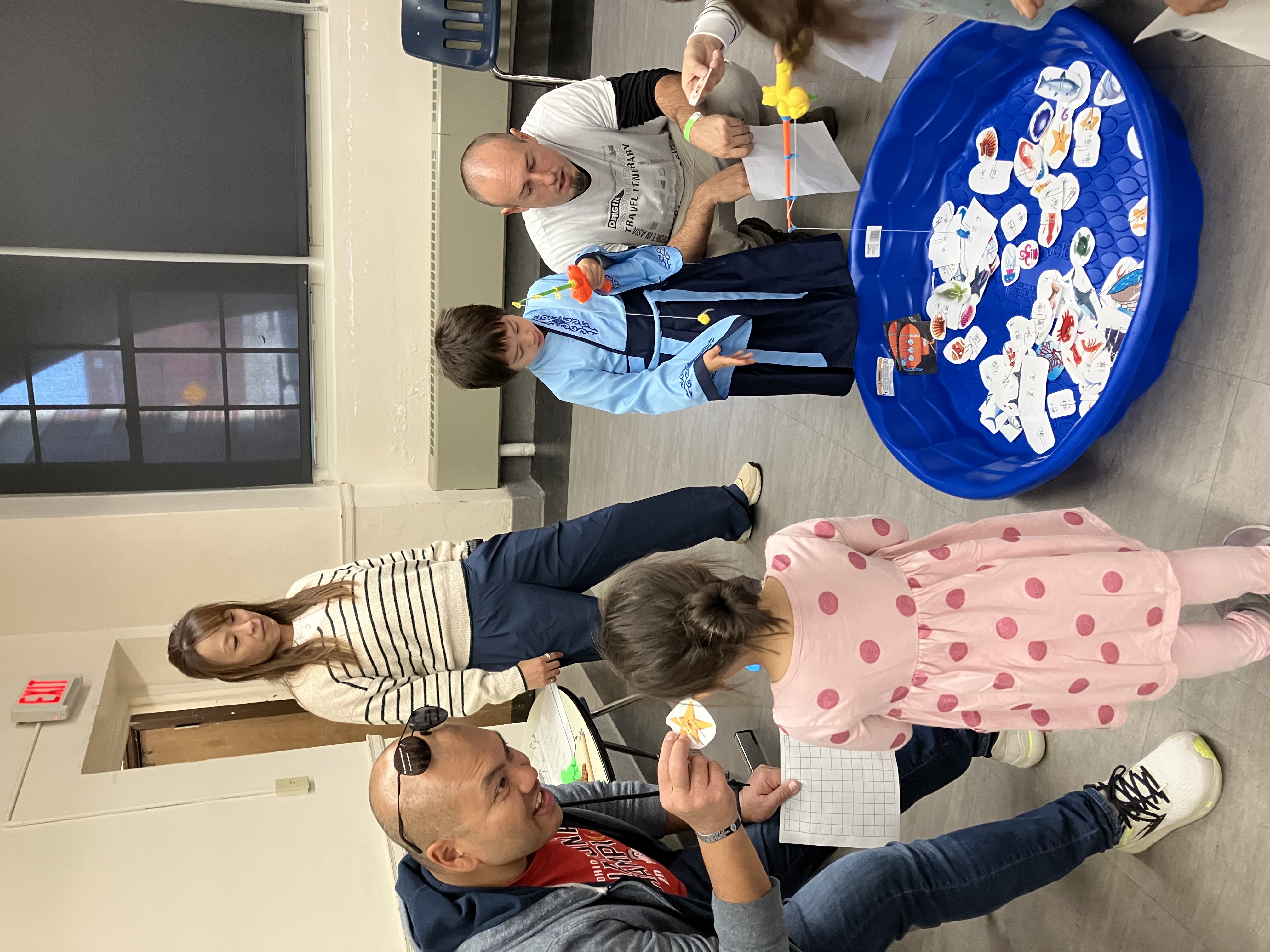 學生們體驗書法之美